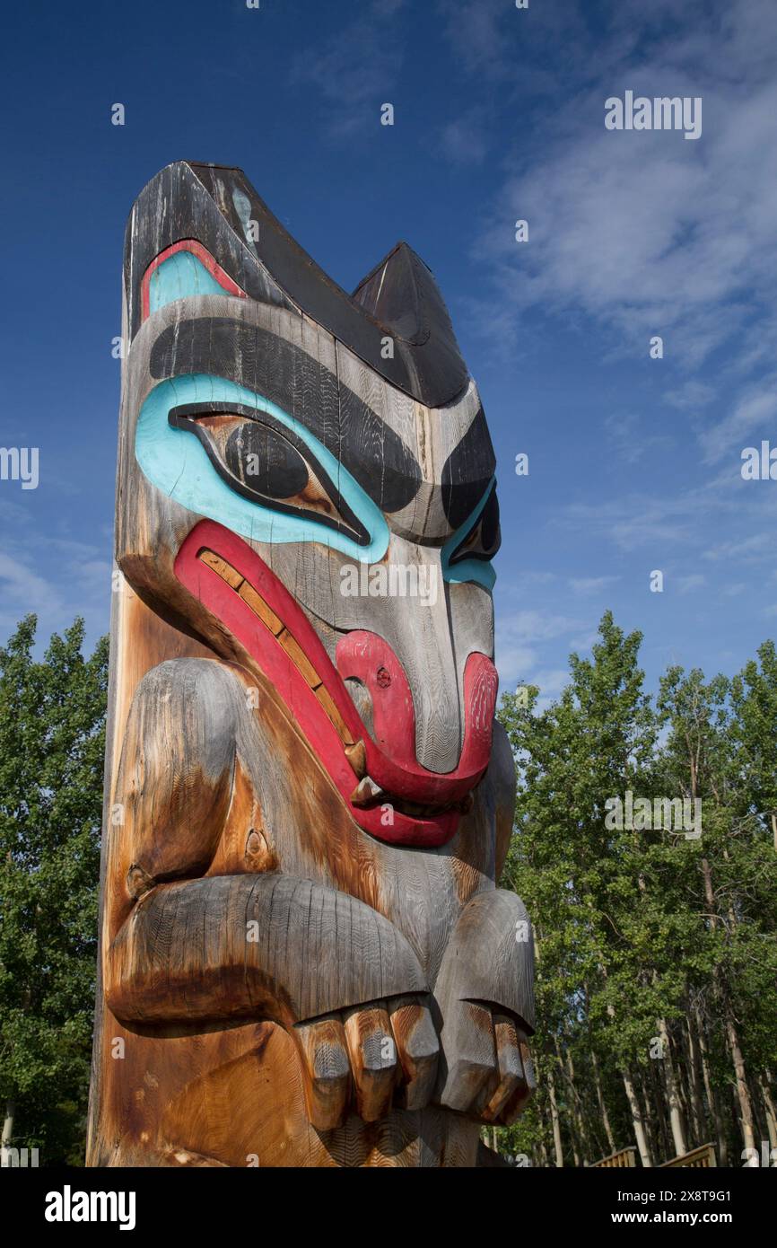 Kanada, Yukon, Teslin, Teslin Tlingit Heritage Center, Totem Pole, Wolfsbild Stockfoto