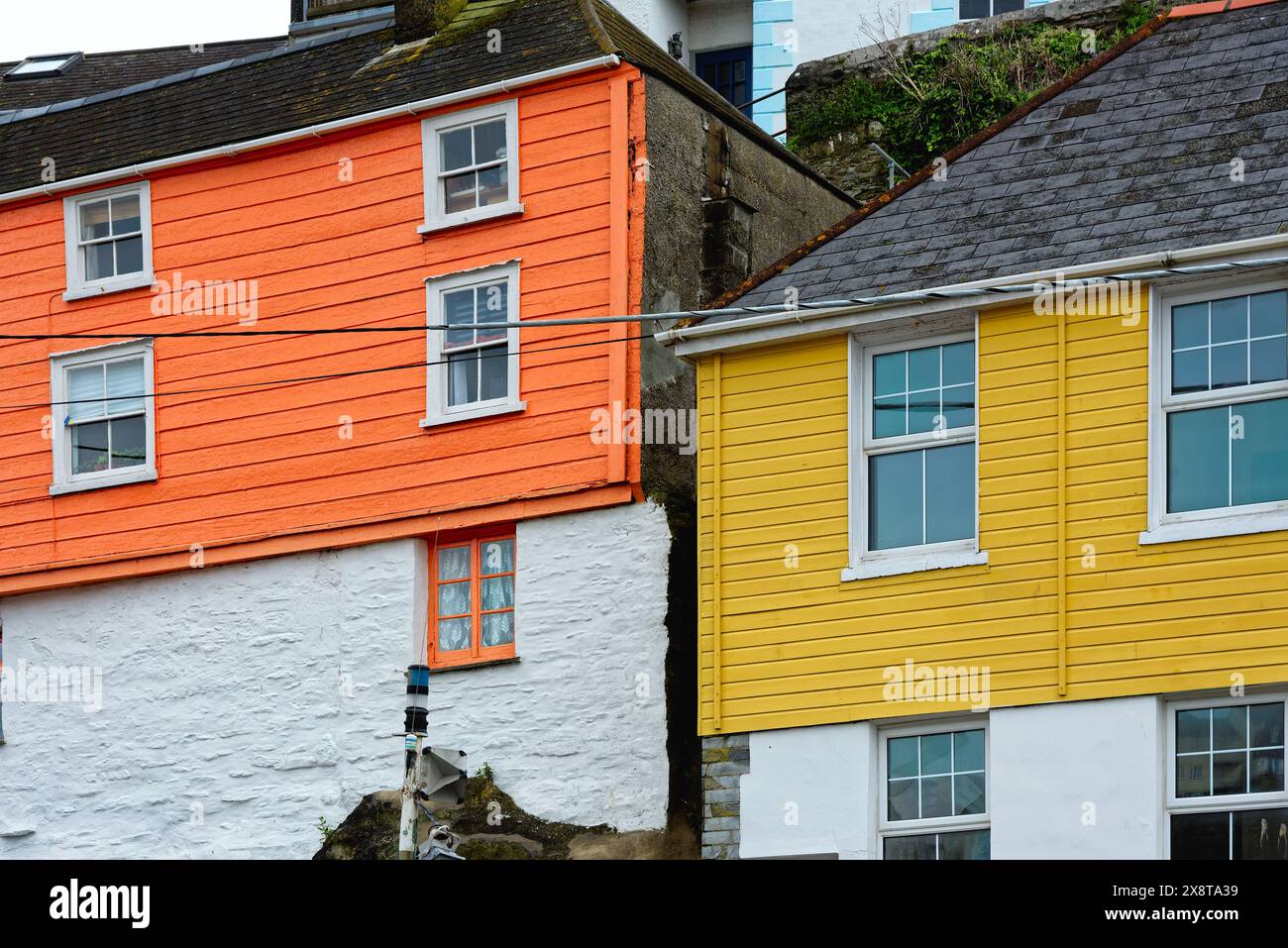 Detail von bunten Holzschalenhäusern, die ein abstraktes Muster in Mevagissey Cornwall England, Großbritannien, bilden Stockfoto