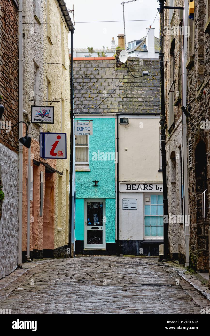 Farbenfrohe Häuser und Geschäfte an der Fore Street aus Sicht der Jetty Street Mevagissey Cornwall England Großbritannien Stockfoto