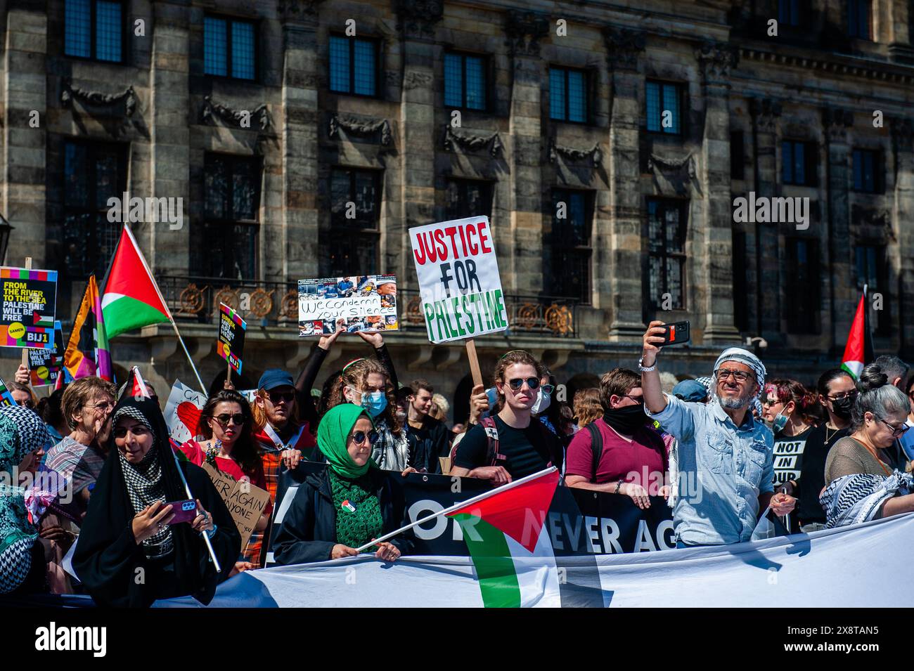 Mai, Amsterdam. Mehrere pro-palästinensische Organisationen veranstalteten eine Kundgebung während des 76. Jahrestages des Nakba-Tages im Zentrum von Amsterdam. Tausende von Menschen forderten einen Waffenstillstand im Gazastreifen, wo die Zahl der palästinensischen Todesopfer durch die laufenden israelischen Angriffe auf 34.789 gestiegen ist, berichteten die Gesundheitsbehörden in Gaza in einer Pressemitteilung. Stockfoto