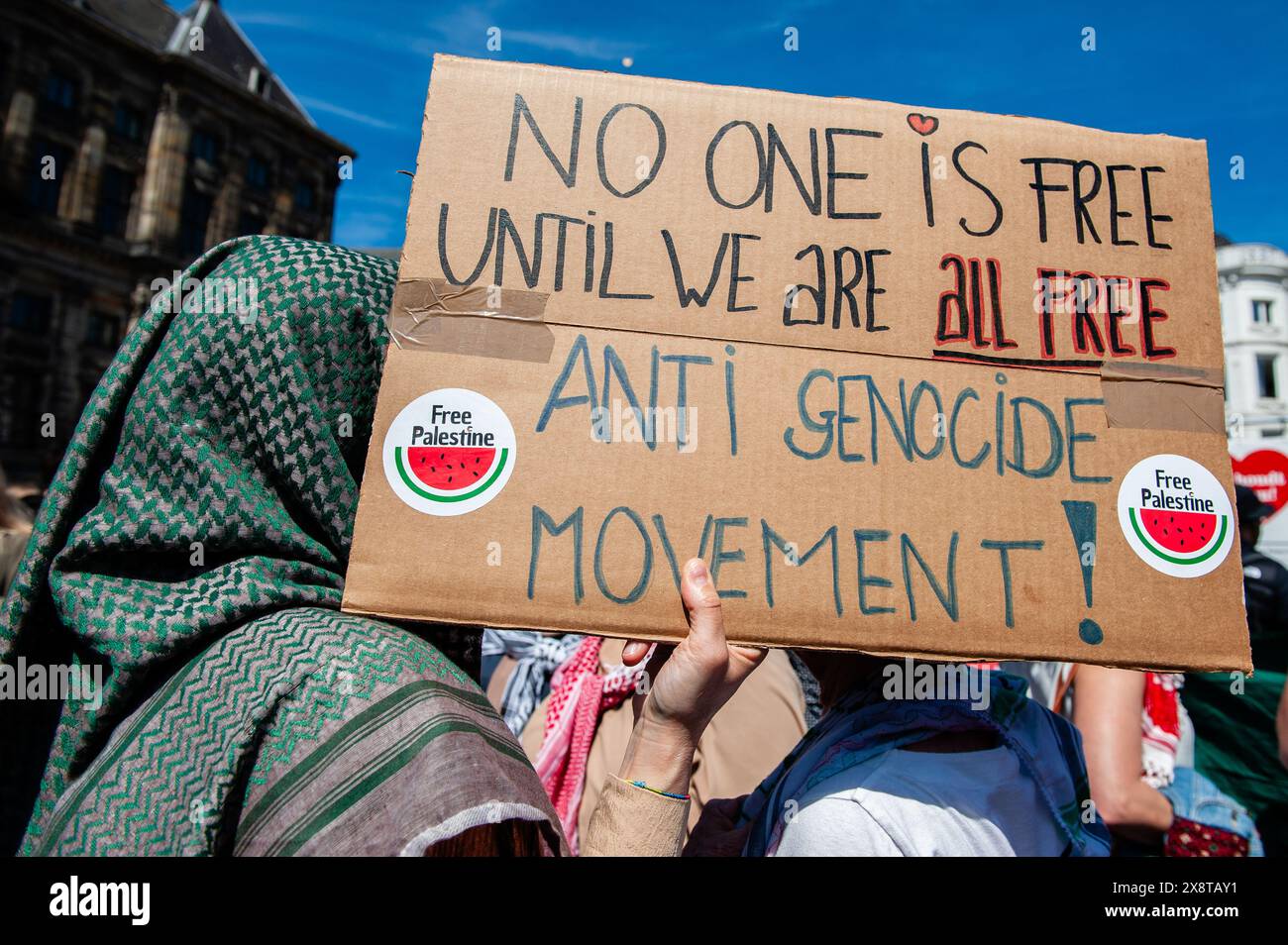 Mai, Amsterdam. Mehrere pro-palästinensische Organisationen veranstalteten eine Kundgebung während des 76. Jahrestages des Nakba-Tages im Zentrum von Amsterdam. Tausende von Menschen forderten einen Waffenstillstand im Gazastreifen, wo die Zahl der palästinensischen Todesopfer durch die laufenden israelischen Angriffe auf 34.789 gestiegen ist, berichteten die Gesundheitsbehörden in Gaza in einer Pressemitteilung. Stockfoto