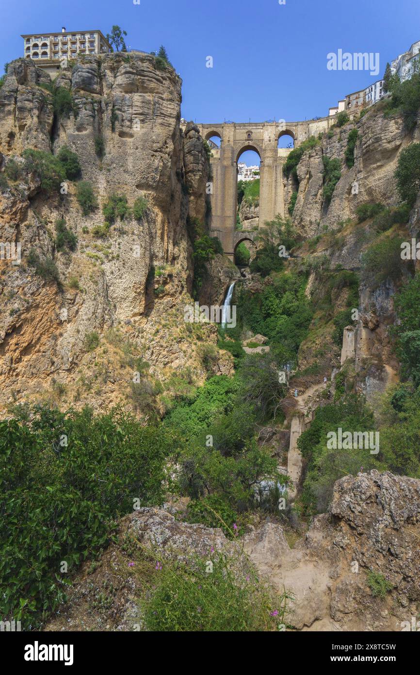 Ronda, malaga, spanien 05-21-2024 Blick auf die neue Brücke über die Klippe mit dem Wasserfall, der darunter verläuft Stockfoto