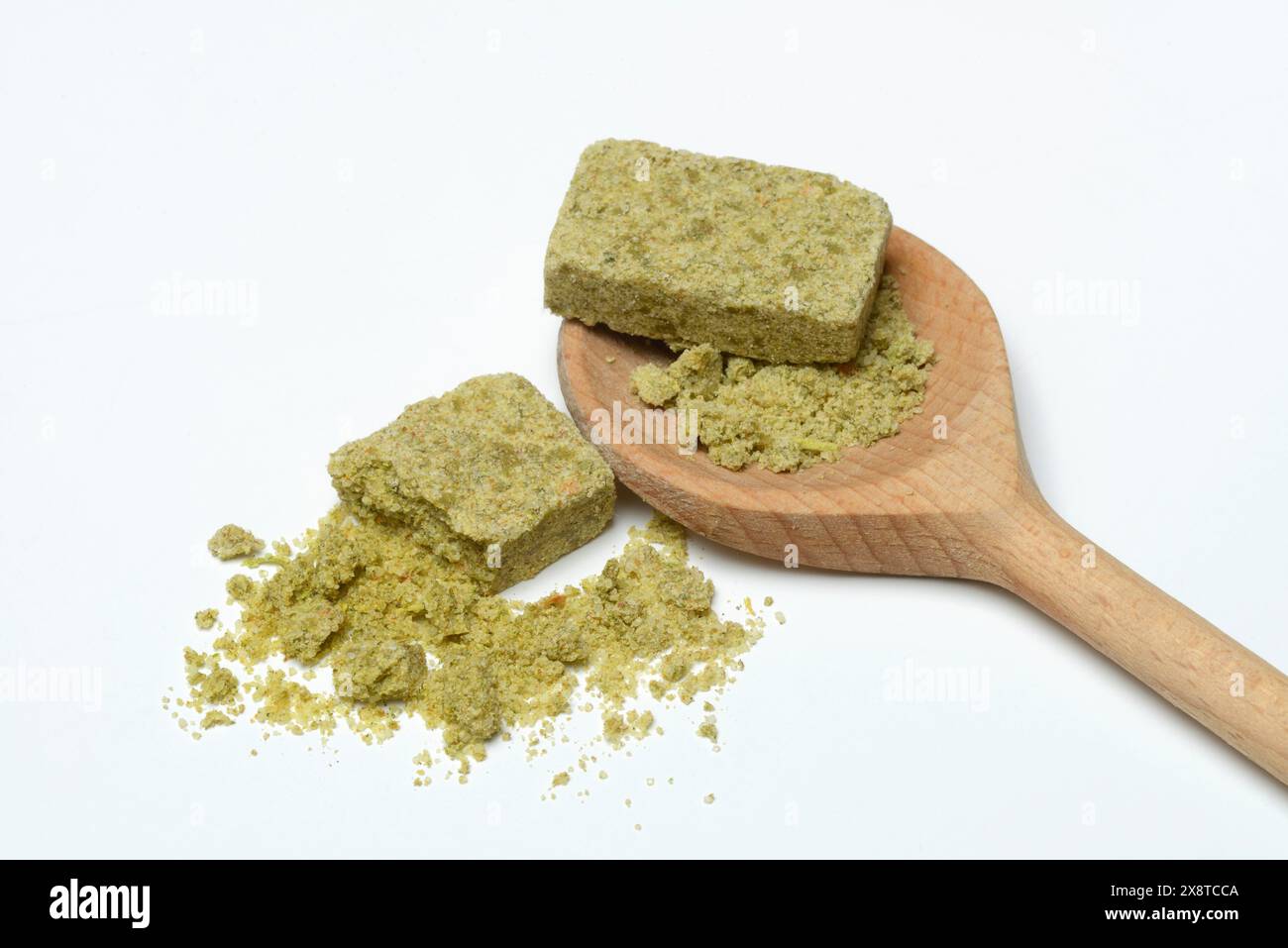 Mehrere Stockwürfel mit Holzlöffel, Suppenwürfel Stockfoto