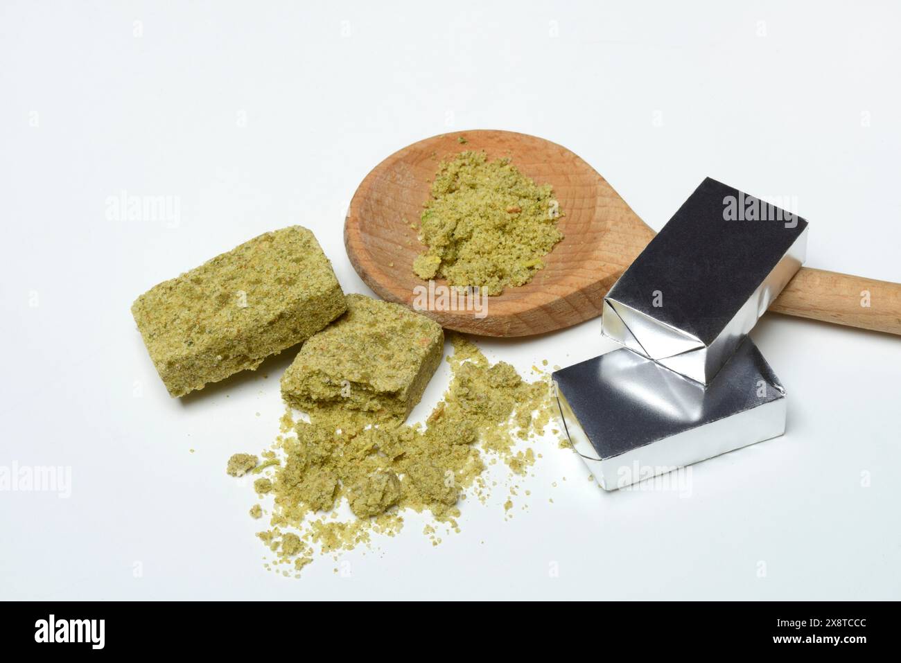 Mehrere Stockwürfel mit Holzlöffel, Suppenwürfel Stockfoto