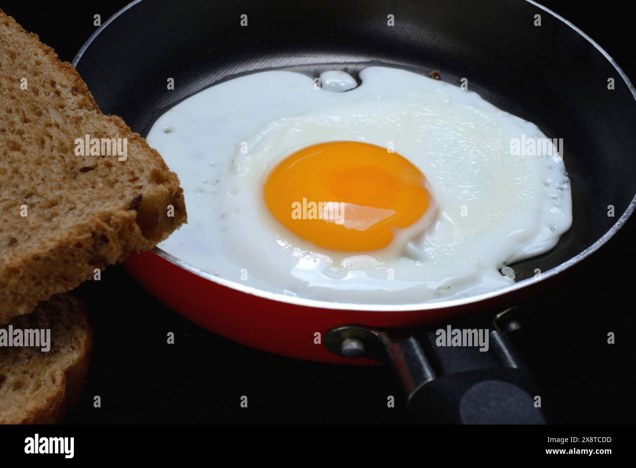 Spiegelei in einer Pfanne, Spiegelei mit Hühnchen Stockfoto