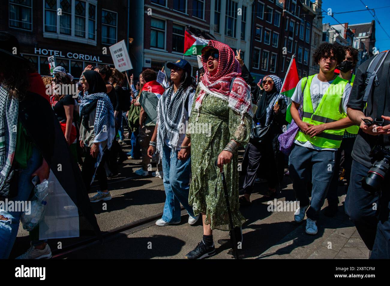 Mai, Amsterdam. Mehrere pro-palästinensische Organisationen veranstalteten eine Kundgebung während des 76. Jahrestages des Nakba-Tages im Zentrum von Amsterdam. Tausende von Menschen forderten einen Waffenstillstand im Gazastreifen, wo die Zahl der palästinensischen Todesopfer durch die laufenden israelischen Angriffe auf 34.789 gestiegen ist, berichteten die Gesundheitsbehörden in Gaza in einer Pressemitteilung. Stockfoto