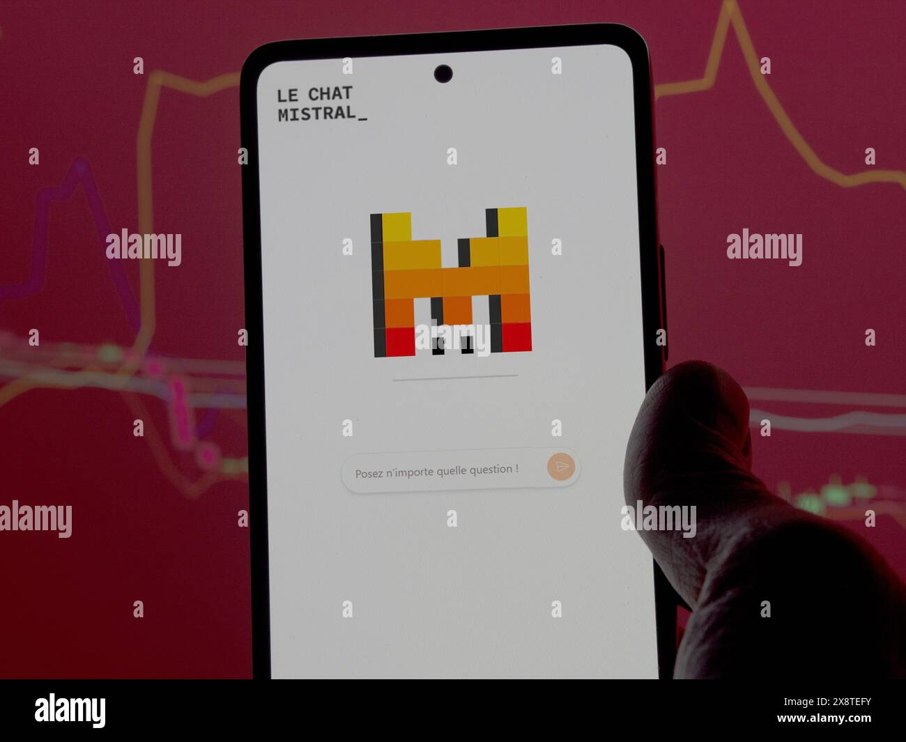 27. Februar 2024, ein Bot-Hersteller testet Le Chat Mistral  von Mistral AI  an einem Telefon Stockfoto