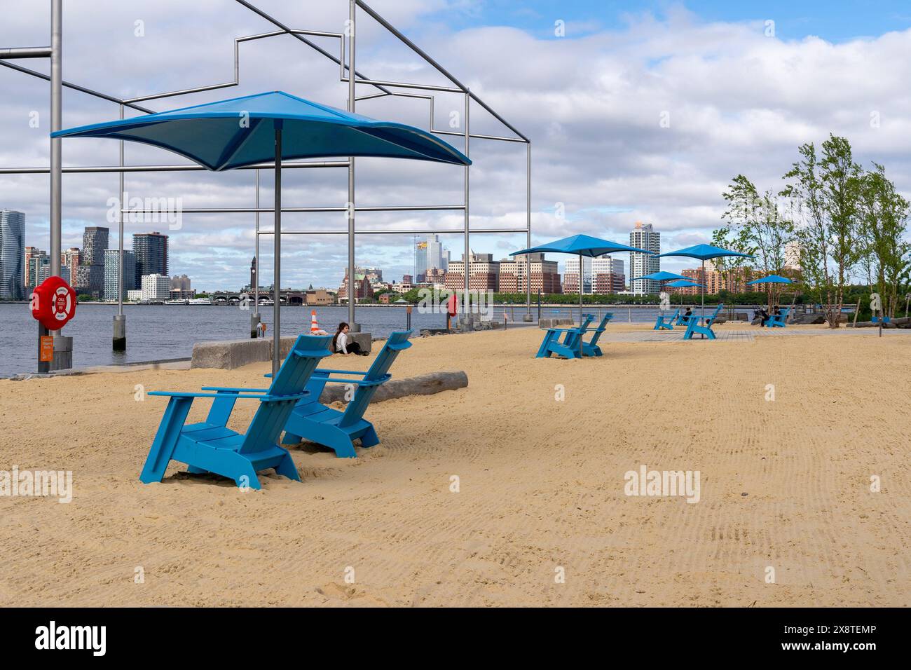 New York, NY - USA - 19. Mai 2024 Nahaufnahme der Liegestühle und Sonnenschirme auf der neuen Gansevoort Peninsula; Manhattans erster öffentlicher Strand mit diesem Stockfoto