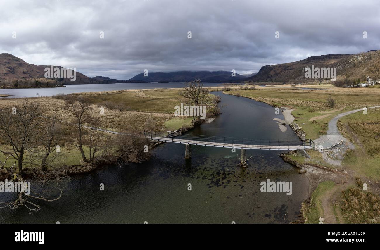 der fluss derwent und die große Bucht am südlichen Ende von derwent Water und die chinesische Brücke Fußbrücke mit Blick aus der Vogelperspektive Stockfoto