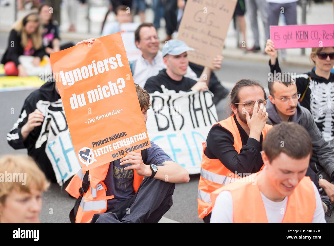 Aktivisten der letzten Generation mit Zeichen "mich ignorieren"? Die Klimakrise für die bevorstehenden Europawahlen bei der Besetzung der Rahel-Deer-Straße in Stockfoto