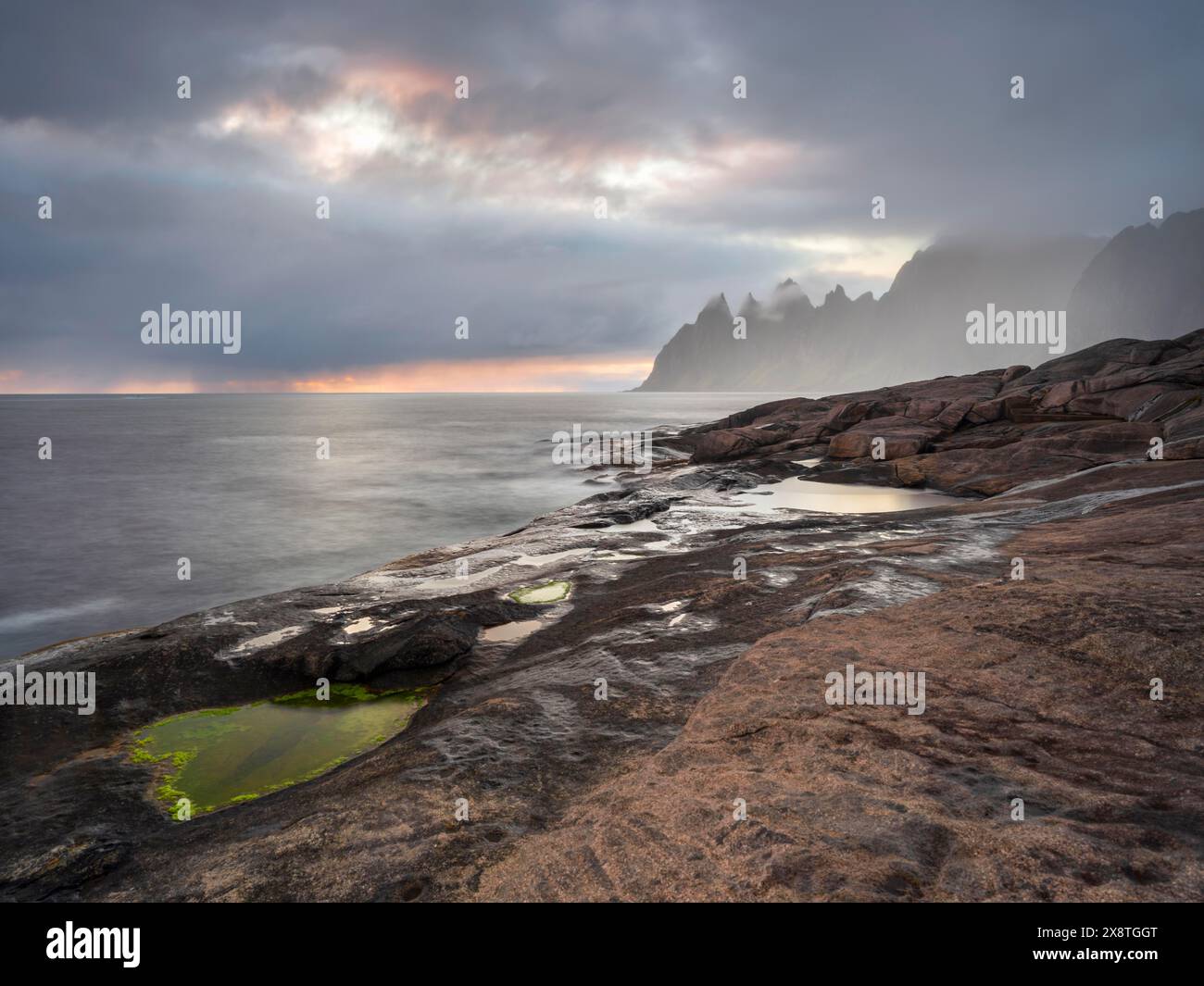 Teufelszähne im Nebel bei Sonnenuntergang, Teufelszähne, Okshornan Mountains, Tungeneset, Senja, Norwegen Stockfoto