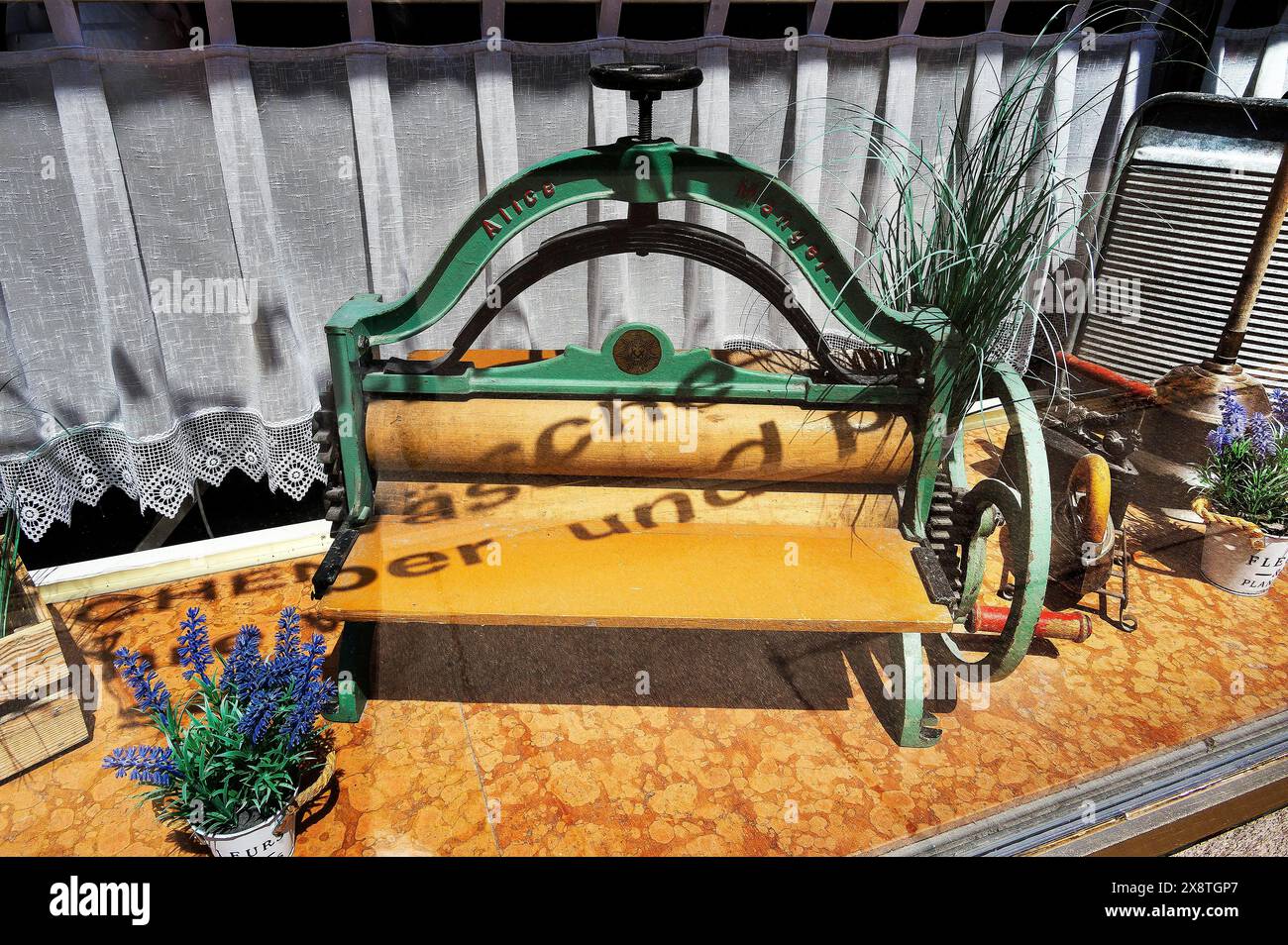 Schaufenster einer Wäscherei mit altem Waschbrett, Kempten, Allgäu, Bayern, Deutschland Stockfoto