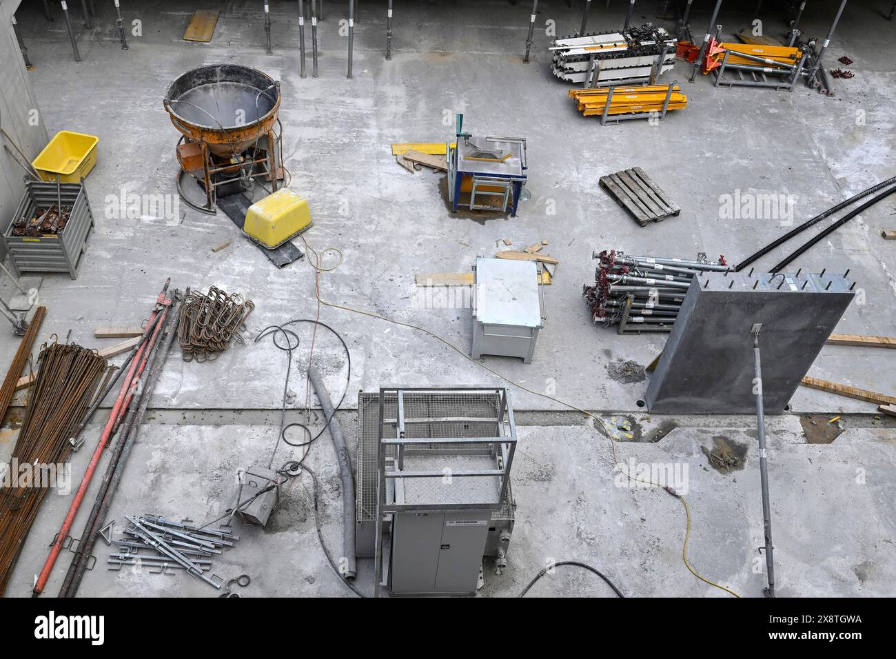 Baustellenbaumaterial Betoneimer und Verstärkungsstäbe Stockfoto