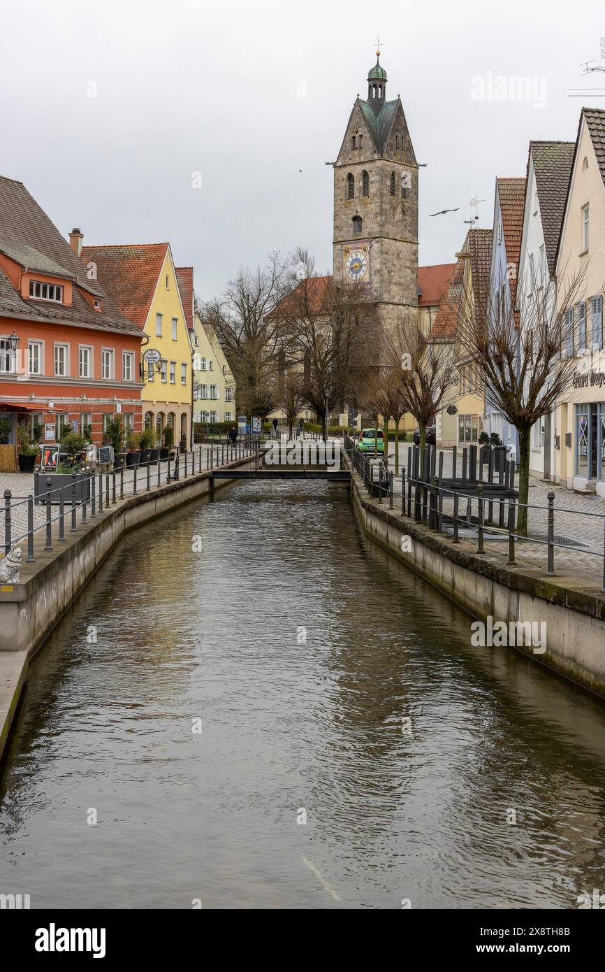 Die evangelisch-lutherische Kirche unserer Lieben Frau und die malerischen Gebäude entlang der Memminger Ach in der Altstadt, Memmingen, Schwaben, Bayern Stockfoto