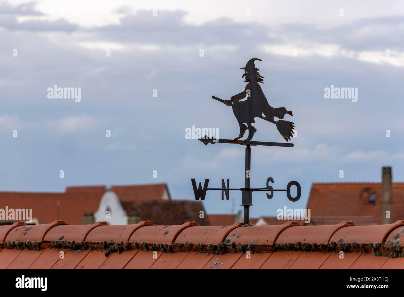 Schwarze Wetterfahne auf dem Dach in Form einer Hexe auf einem Besenstiel in der Altstadt, Noerdlingen, Schwaben, Bayern, Deutschland Stockfoto