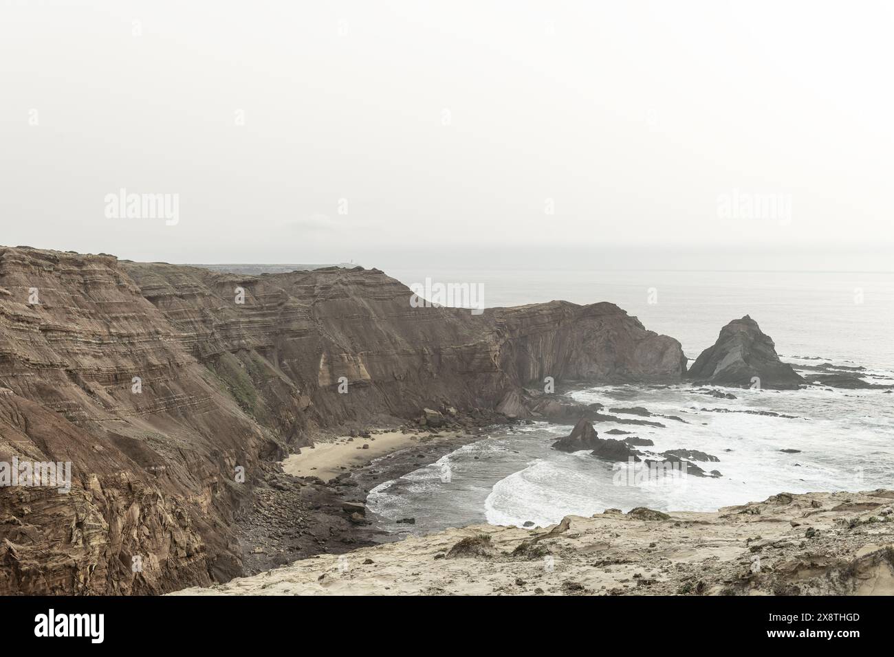 Eine dramatische Küstenlandschaft mit zerklüfteten Klippen und einer felsigen Küste in Cabo San Vicente, Portugal. Stockfoto