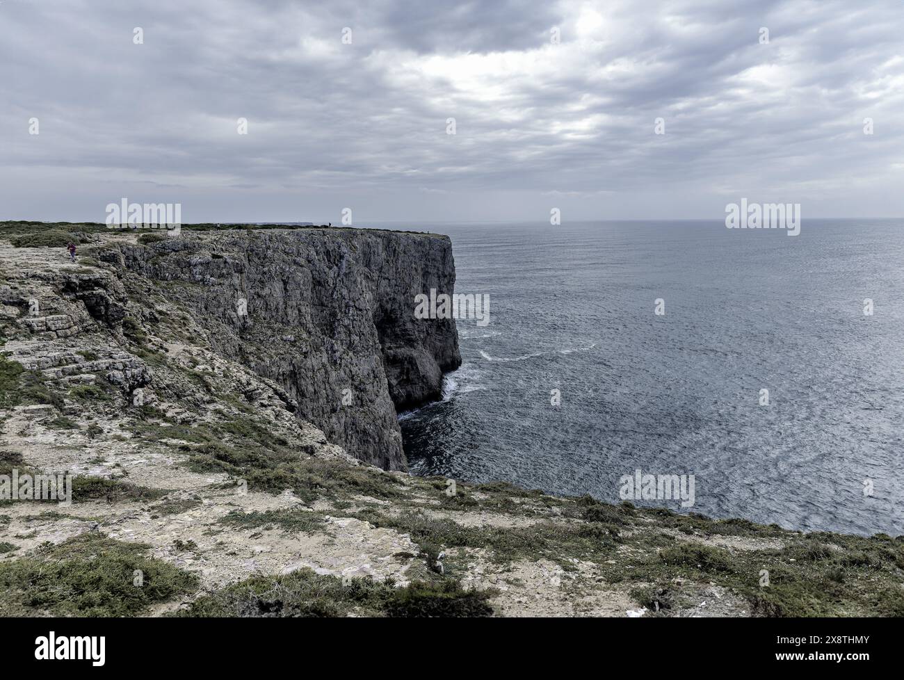 Eine dramatische Küstenlandschaft mit zerklüfteten Klippen und einer felsigen Küste in Cabo San Vicente, Portugal. Stockfoto