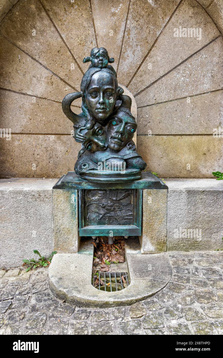 Brunnen mit Skulptur drei Gnome von Jürgen Goertz in der historischen Altstadt, Schwäbischer Saal, Franken, Baden-Württemberg, Deutschland Stockfoto