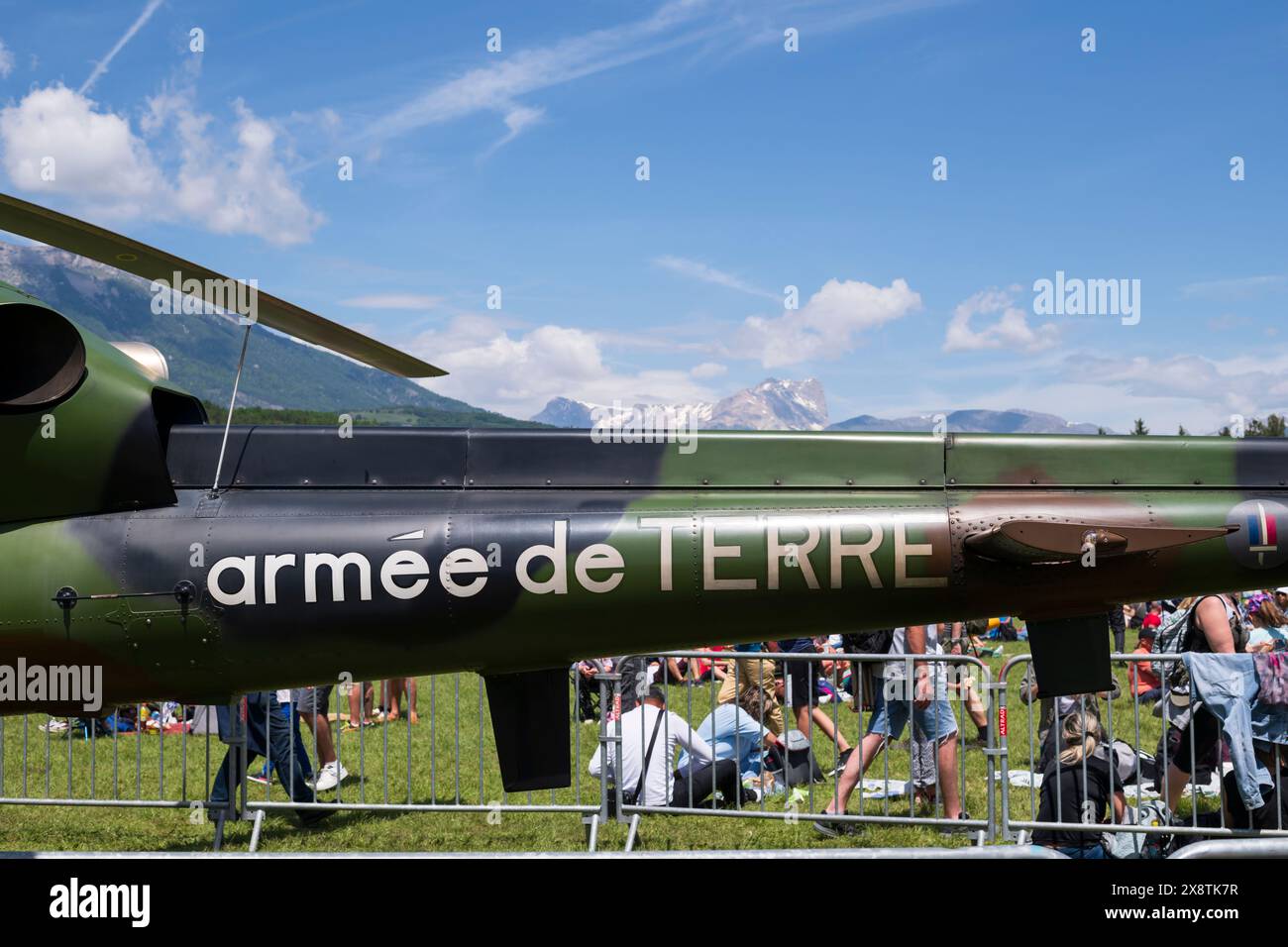 GAP Tallard Airshow, Frankreich, 26. Mai 2024. Heckboom eines französischen Armeehubschraubers mit französischer Schrift "Armee" Stockfoto