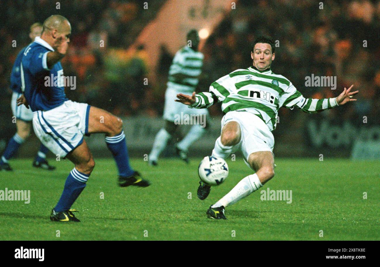 ST. JOHNSTONE V CELTIC, 24.10.99. Celtics Paul Lambert und St. Johnstone's George O'Boyle kämpfen um den Ball. Stockfoto