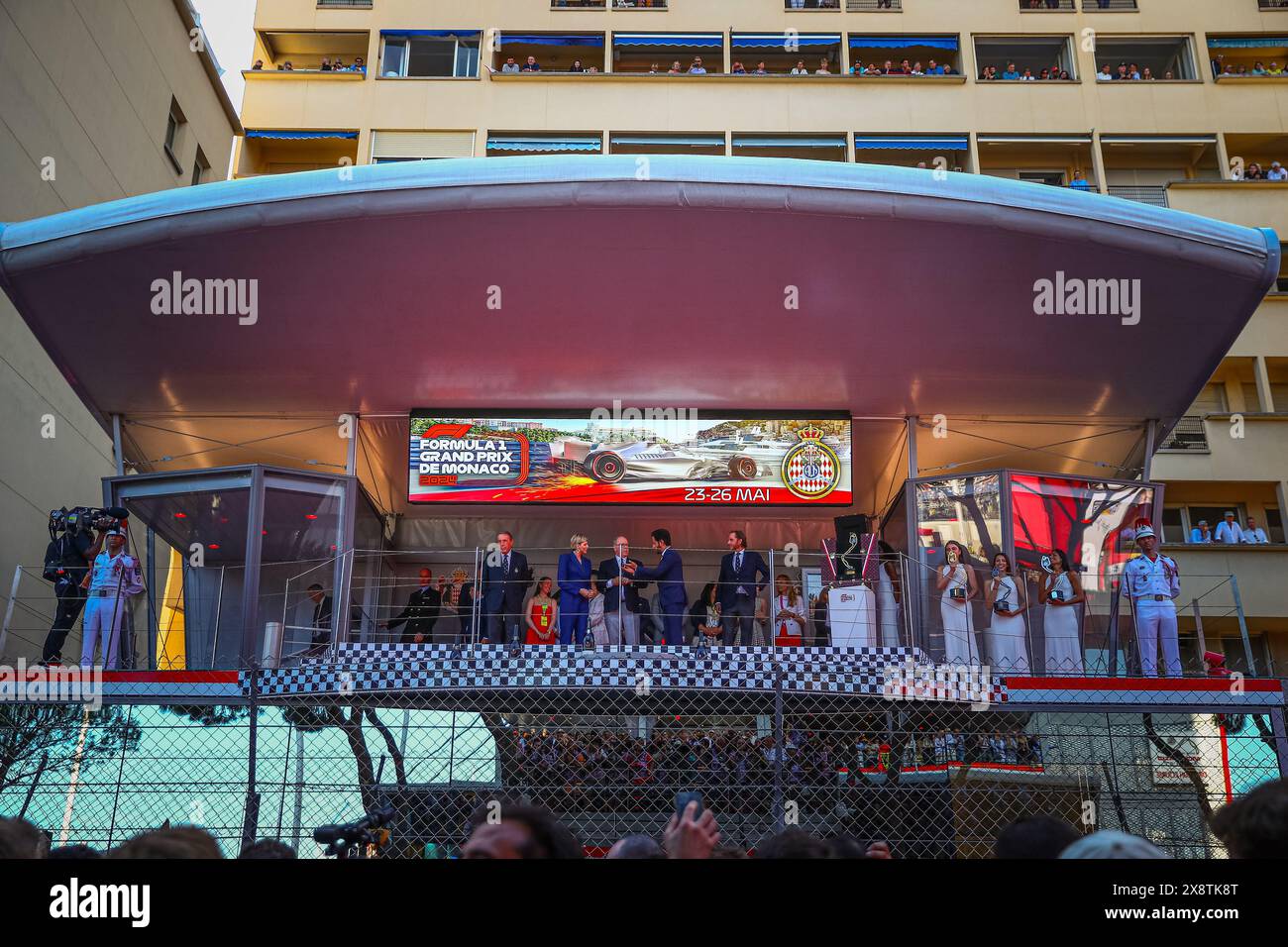 Monaco, Fürstentum Monaco. Mai 2024. Podium des Rennens mit dem Prinzen von Monaco Alberto II. Und der Prinzessin Charlene Charles Leclerc gewinnen Oscar Piastri und Carlos Sainz beim GP von Monaco, 23-26. Mai 2024 Montecarlo, Formel-1-Weltmeisterschaft 2024. Quelle: Unabhängige Fotoagentur/Alamy Live News Stockfoto