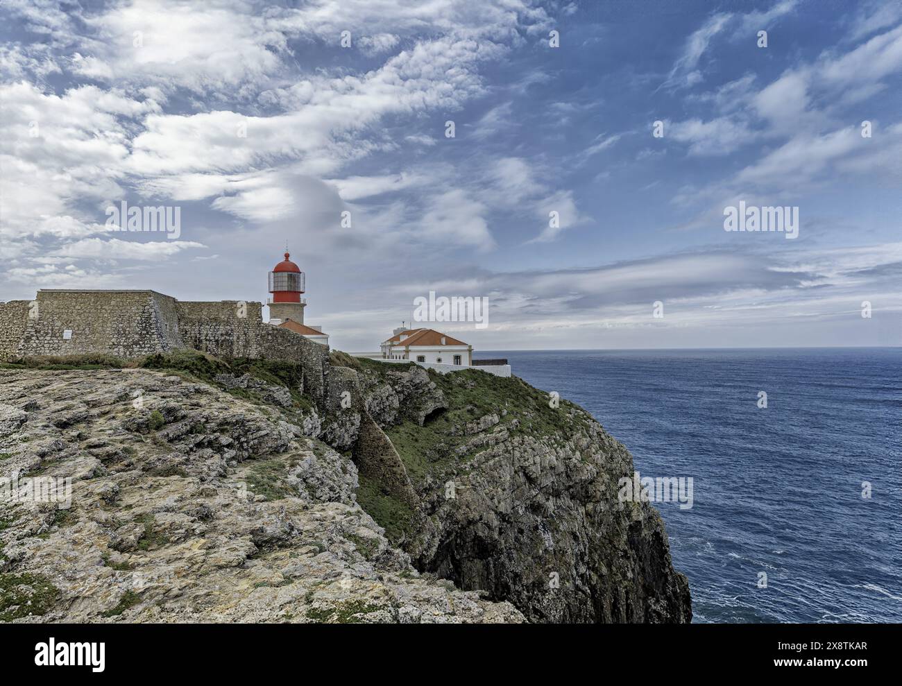 Der berühmte Leuchtturm Saint Vincent thront auf den felsigen Klippen des Cabo de Sao Vicente in Portugal. Stockfoto