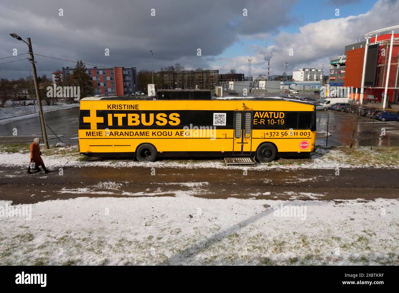 Die Kristiine ITbuss in der Nähe des Bahnhofs Lilleküla nach einem leichten Schneefall im Frühling, Tallinn, Estland. Stockfoto