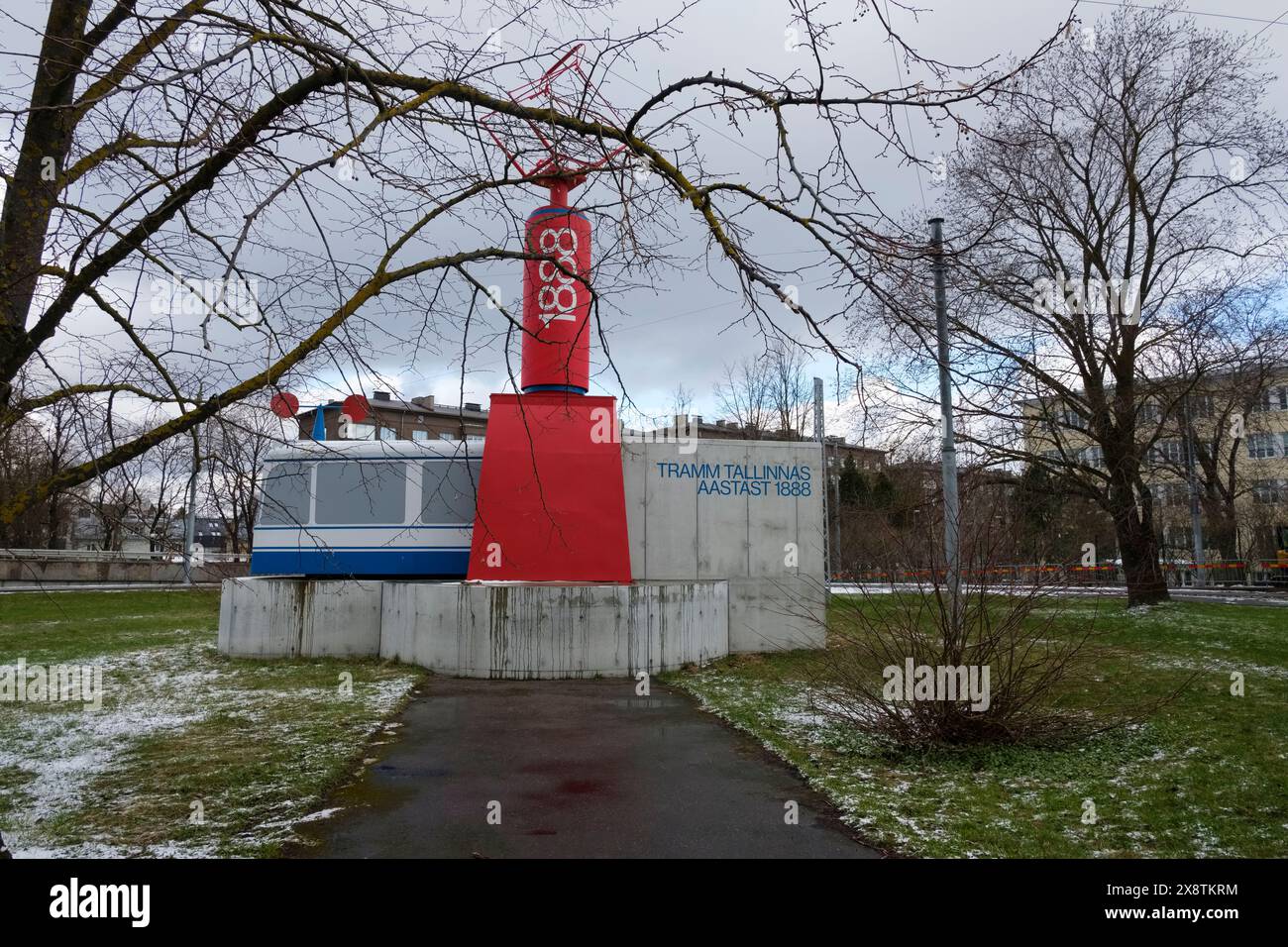 Tallinna Trammi-Objekt oder Straßenbahndenkmal vor dem Straßenbahndepot Pärnu mnt im Frühlingsschnee, Tallinn, Estland. Die Arbeit wurde von Kaarel Kuris gemacht Stockfoto