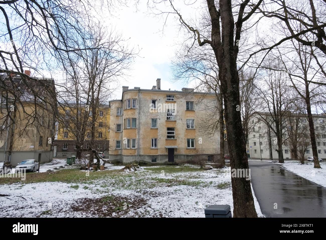 Ältere ehemalige sowjetische Wohnblöcke im späten Frühlingsschnee in Tallinn, Estland im Uus Maailm-Gebiet bei Parnu mnt. Stockfoto