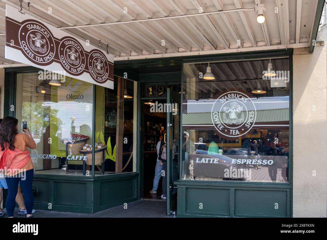 Besucher besuchen den Pike Place Starbucks Store in Seattle, Washington, USA - 15. Juni 2023. Stockfoto