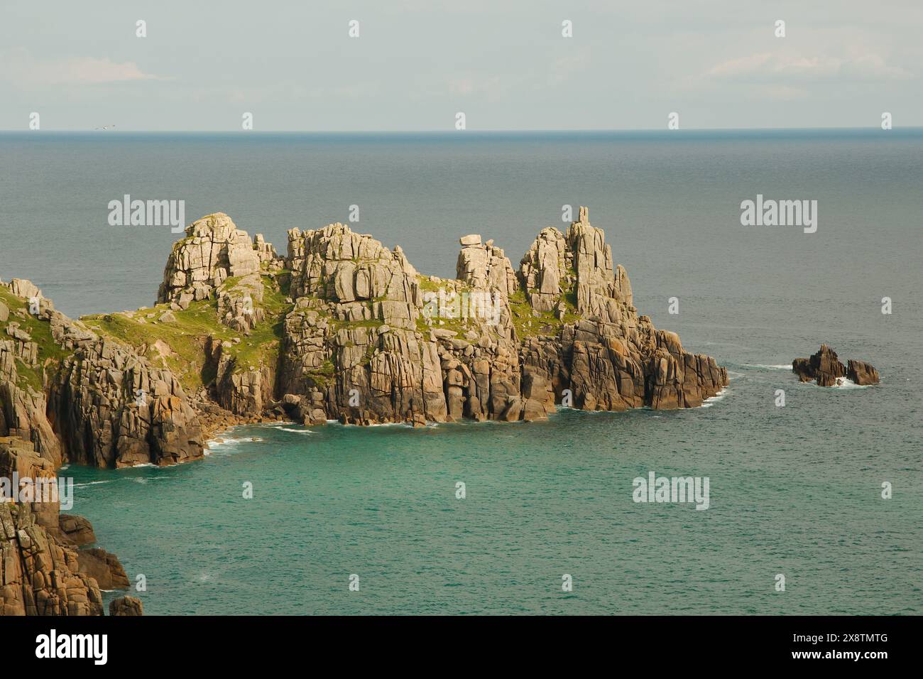 Felsvorsprung im Meer der Südwestküste, Großbritannien. Stockfoto