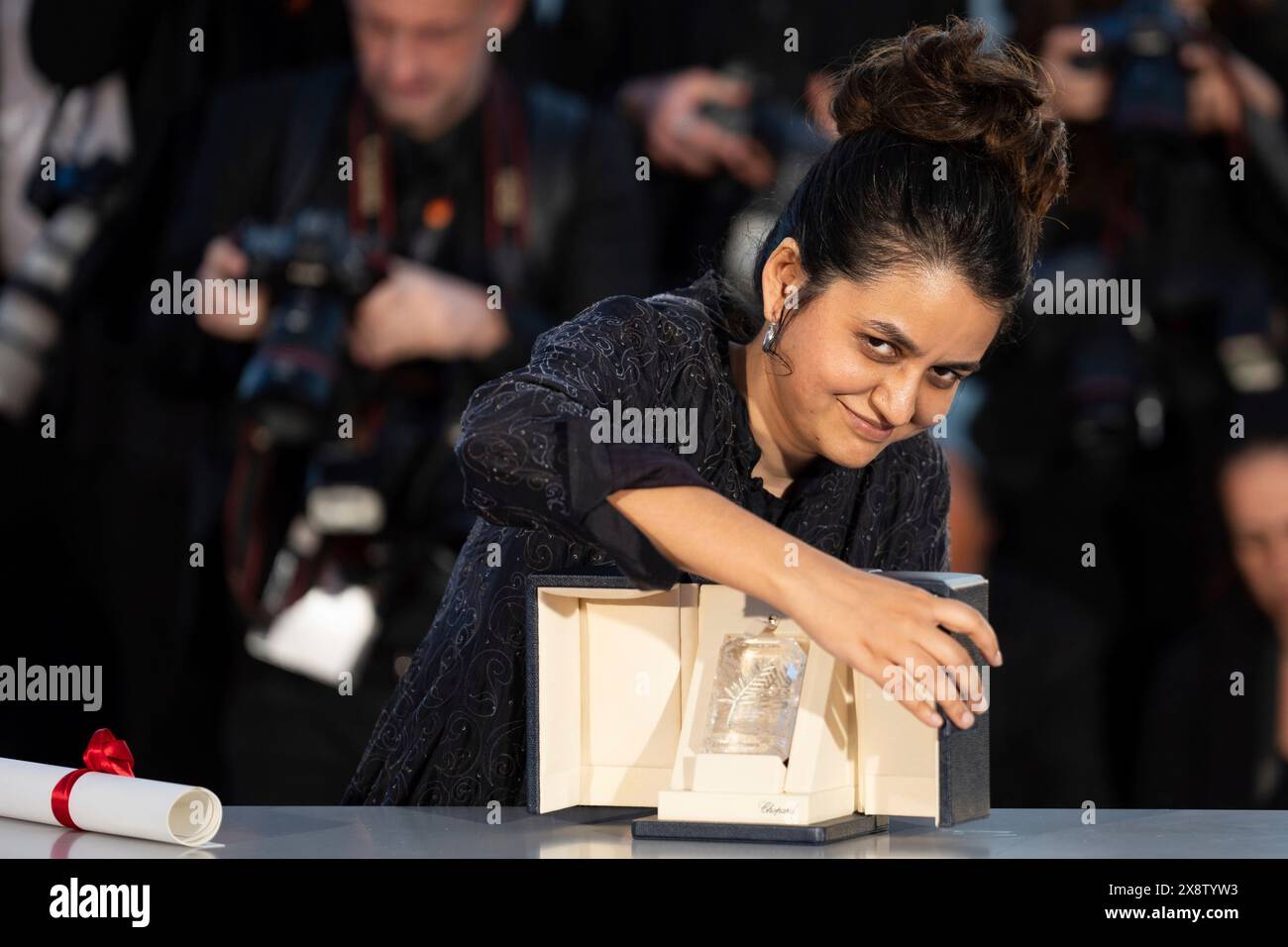 Payal Kapadia, winner of the grand prize for 'All We Imagine as Light,' poses for photographers during the photo call following the awards ceremony at the 77th international film festival, Cannes, southern France, Saturday, May 25, 2024. (Photo by Scott A Garfitt/Invision/AP) Stockfoto