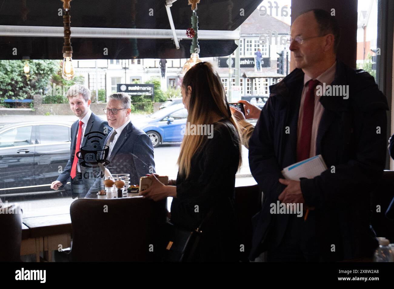 Der Parteichef der Labour Party, Sir Keir Starmer, trifft im Oak Caffe in Barnet im Norden Londons ein, zusammen mit Dan Tomlinson, dem Parlamentskandidaten für Chipping Barnet, wo sie sich mit den Wählern und lokalen Geschäftsinhabern unterhielten, während sie sich für die diesjährigen Parlamentswahlen einsetzten. Bilddatum: Montag, 27. Mai 2024. Stockfoto