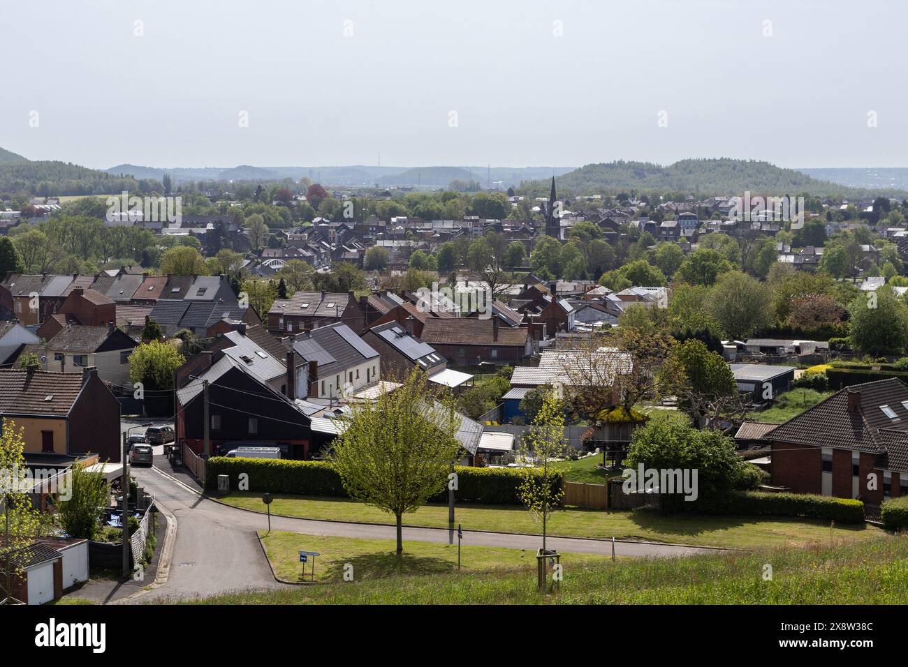 Luftaufnahme der Stadt Strépy-Bracquegnies bei Mons in der belgischen Hennegau-Provinz. Stockfoto