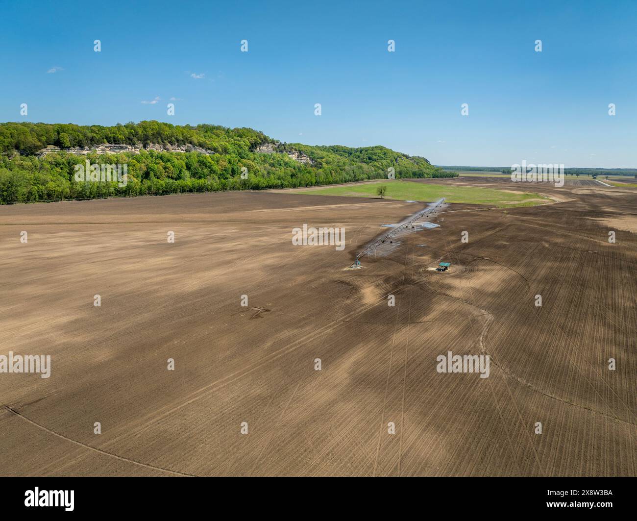 Bewässerung von Ackerland in einem weiten Tal des Missouri River in der Nähe von Wilton, MO, aus der Vogelperspektive im Frühling Stockfoto