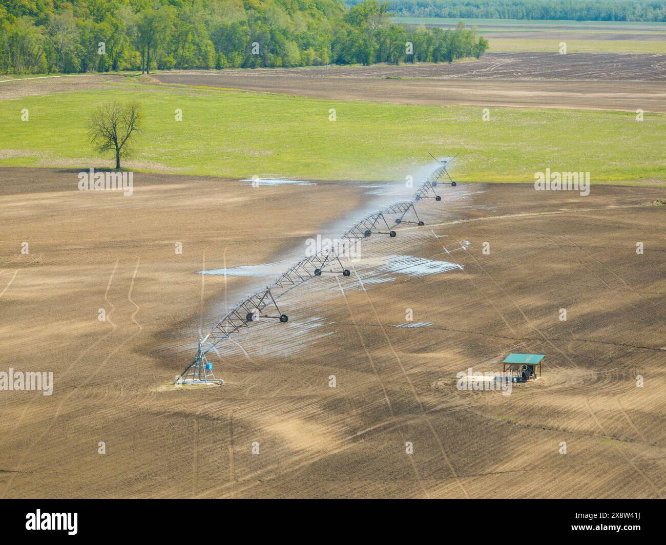 Bewässerung von Ackerland in einem weiten Tal des Missouri River in der Nähe von Wilton, MO, aus der Vogelperspektive im Frühling Stockfoto