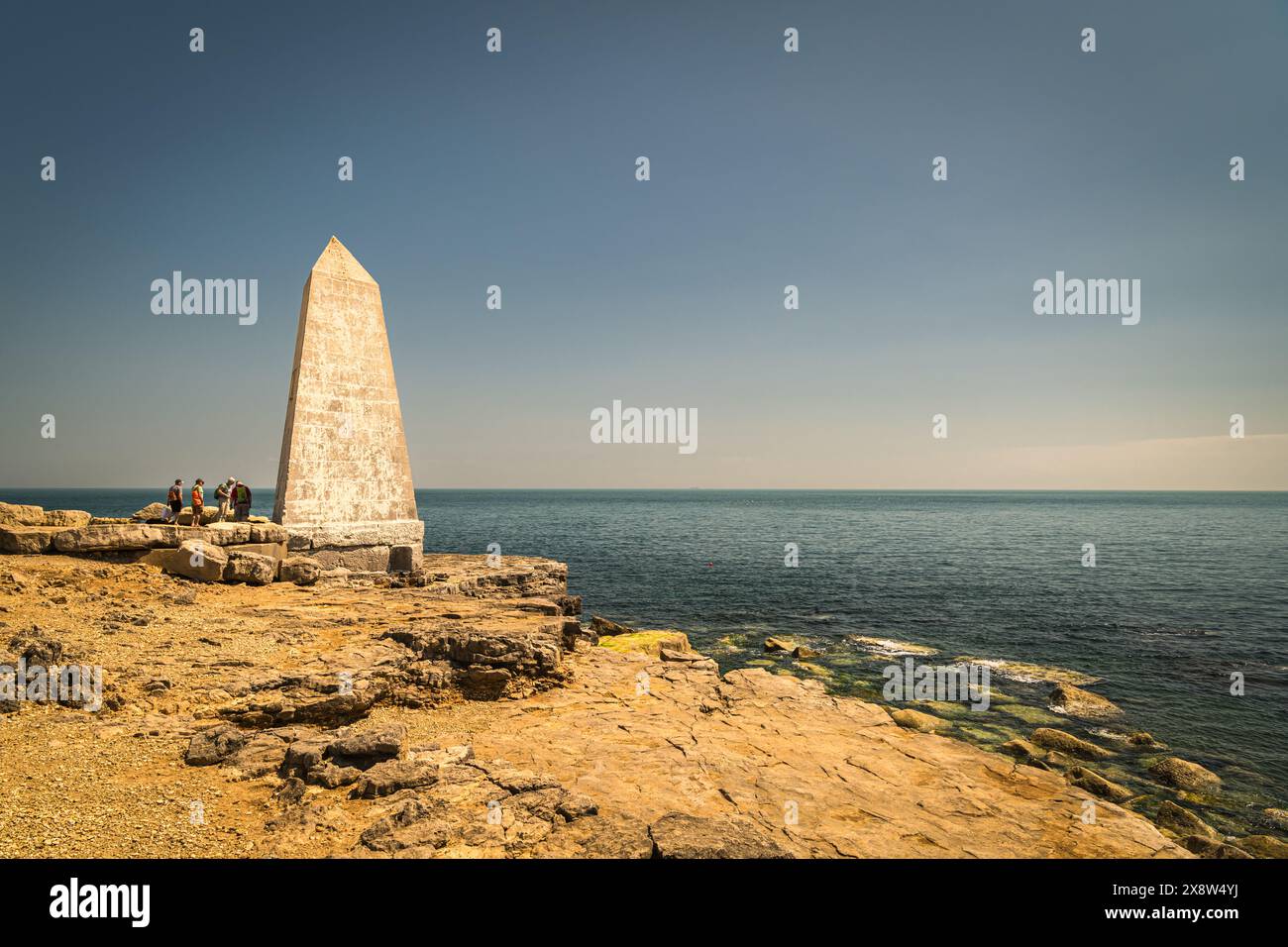 Ein Sommer-HDR-Bild des Trinity House Obelisk oder Trinity House Landmark in Portland Bill, Dorset, England. 20. Mai 2024 Stockfoto