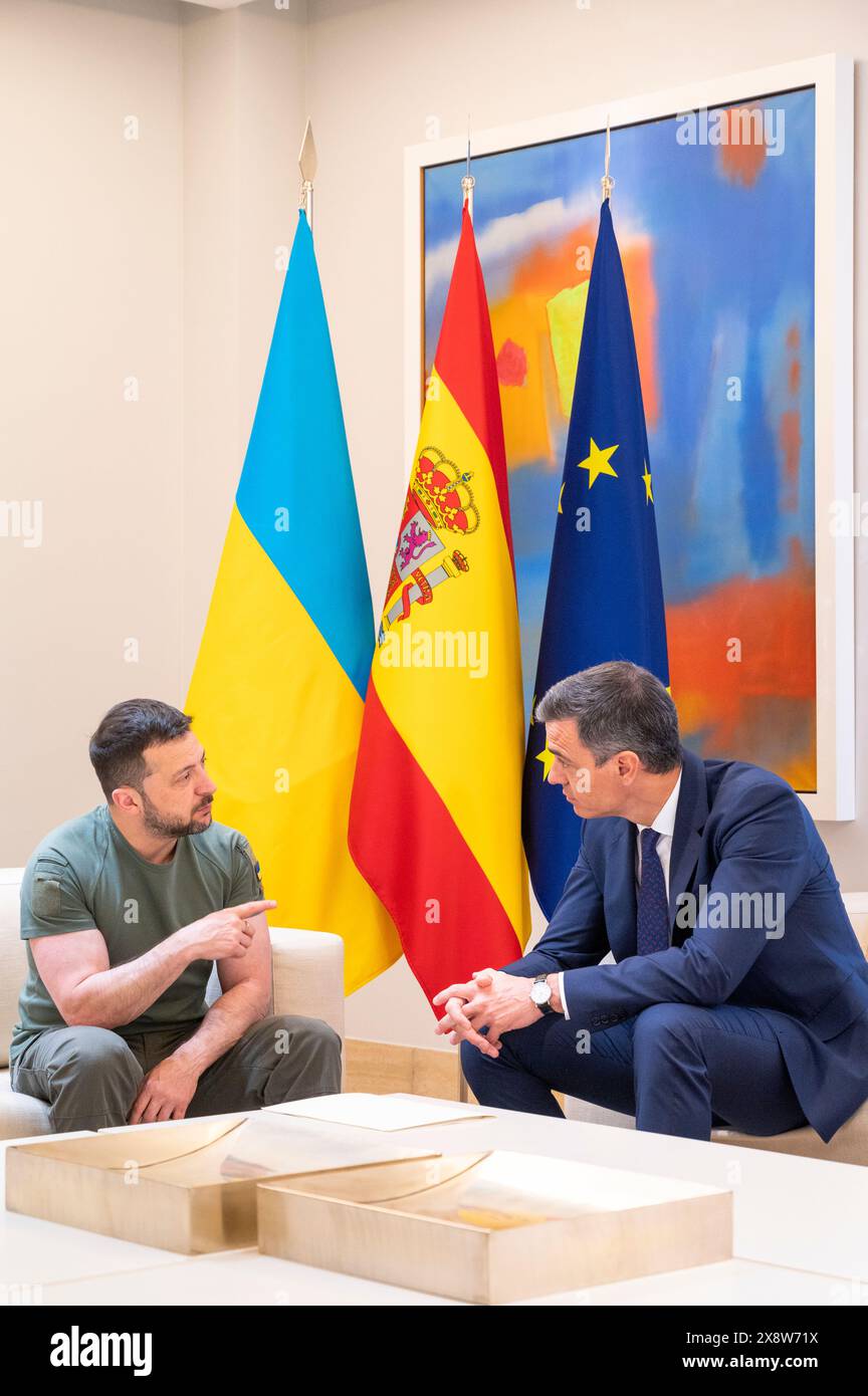 Madrid, Spanien. Mai 2024. Der ukrainische Präsident Wolodymyr Zelensky (links) wird vom spanischen Premierminister Pedro Sanchez (rechts) im Moncloa-Palast in Madrid begrüßt. Beide haben ein bilaterales Sicherheitsabkommen unterzeichnet, das Militärlieferungen von Patriot-Raketen bis hin zu Leopardenpanzern in Höhe von 1,129 Milliarden Euro umfasst. (Foto: Miguel Candela/SOPA Images/SIPA USA) Credit: SIPA USA/Alamy Live News Stockfoto