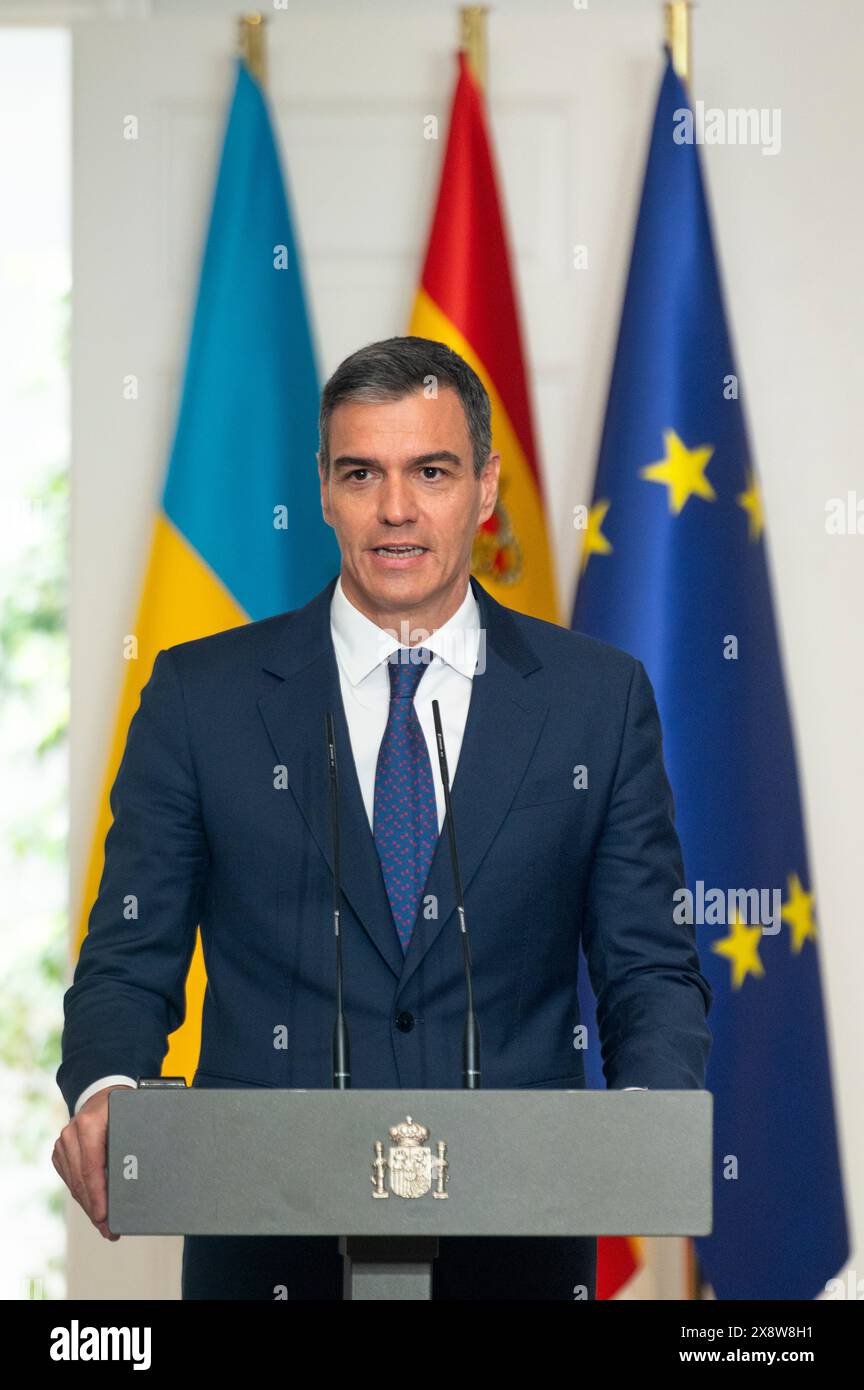 Madrid, Spanien. Mai 2024. Spanischer Premierminister Pedro Sanchez (rechts) bei einer Pressekonferenz im Moncloa-Palast in Madrid. Beide haben ein bilaterales Sicherheitsabkommen unterzeichnet, das Militärlieferungen von Patriot-Raketen bis hin zu Leopardenpanzern in Höhe von 1,129 Milliarden Euro umfasst. (Foto: Miguel Candela/SOPA Images/SIPA USA) Credit: SIPA USA/Alamy Live News Stockfoto