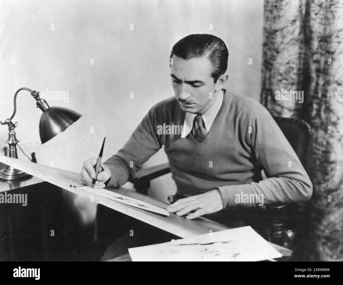 Anfang der 1930er Jahre Porträt von WALT DISNEY bei der Arbeit Walt Disney Productions / United Artists Stockfoto