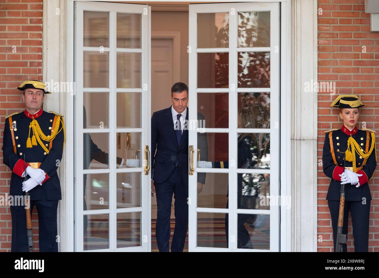 Madrid, Spanien. Mai 2024. Der spanische Premierminister Pedro Sanchez begrüßt den ukrainischen Präsidenten Wolodymyr Zelenski in Madrid im Palast von Moncloa. Beide haben ein bilaterales Sicherheitsabkommen unterzeichnet, das Militärlieferungen von Patriot-Raketen bis hin zu Leopardenpanzern in Höhe von 1,129 Milliarden Euro umfasst. (Foto: Miguel Candela/SOPA Images/SIPA USA) Credit: SIPA USA/Alamy Live News Stockfoto