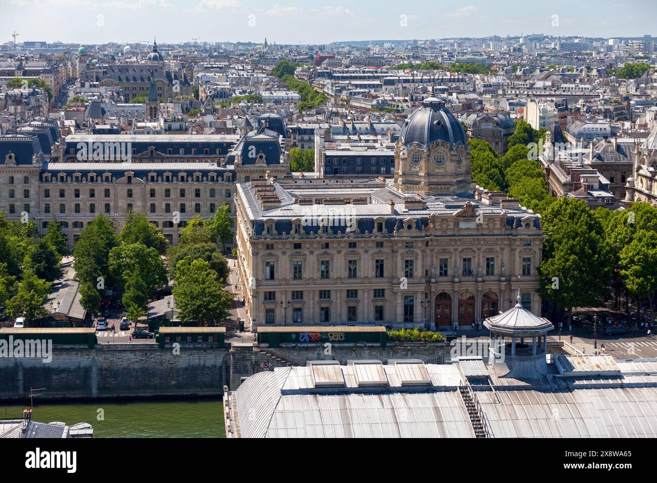 Paris, Frankreich - 07. Juli 2017: Tribunal de Commerce de Paris auf der Île de la Cité mit hinter, der Préfecture de Police, der Universität Paris-Sorbonne Stockfoto