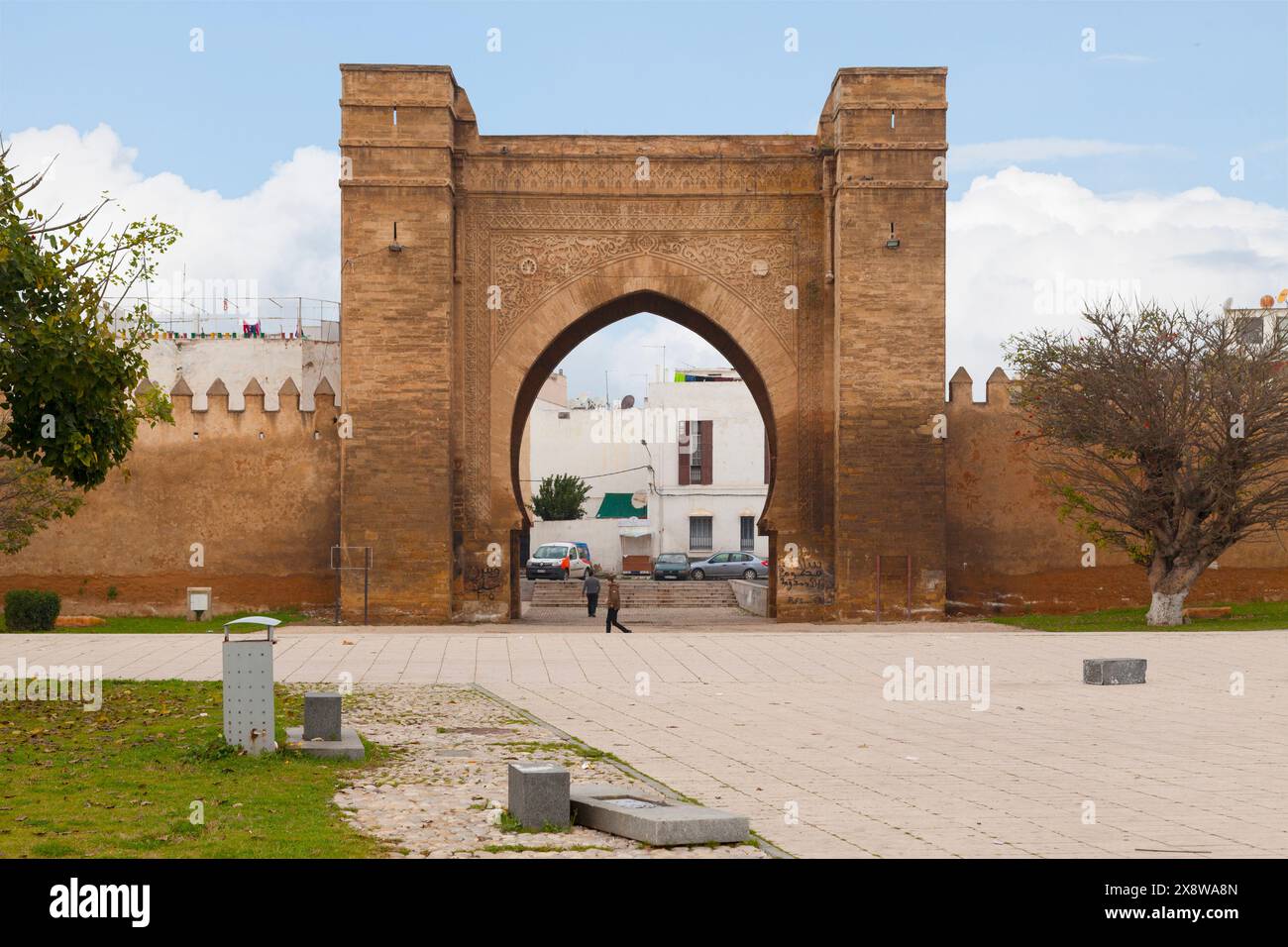 Salé, Marokko - 27. Januar 2019: Bab Lamrissa ist eines der Tore für den Zugang zur Medina. Stockfoto