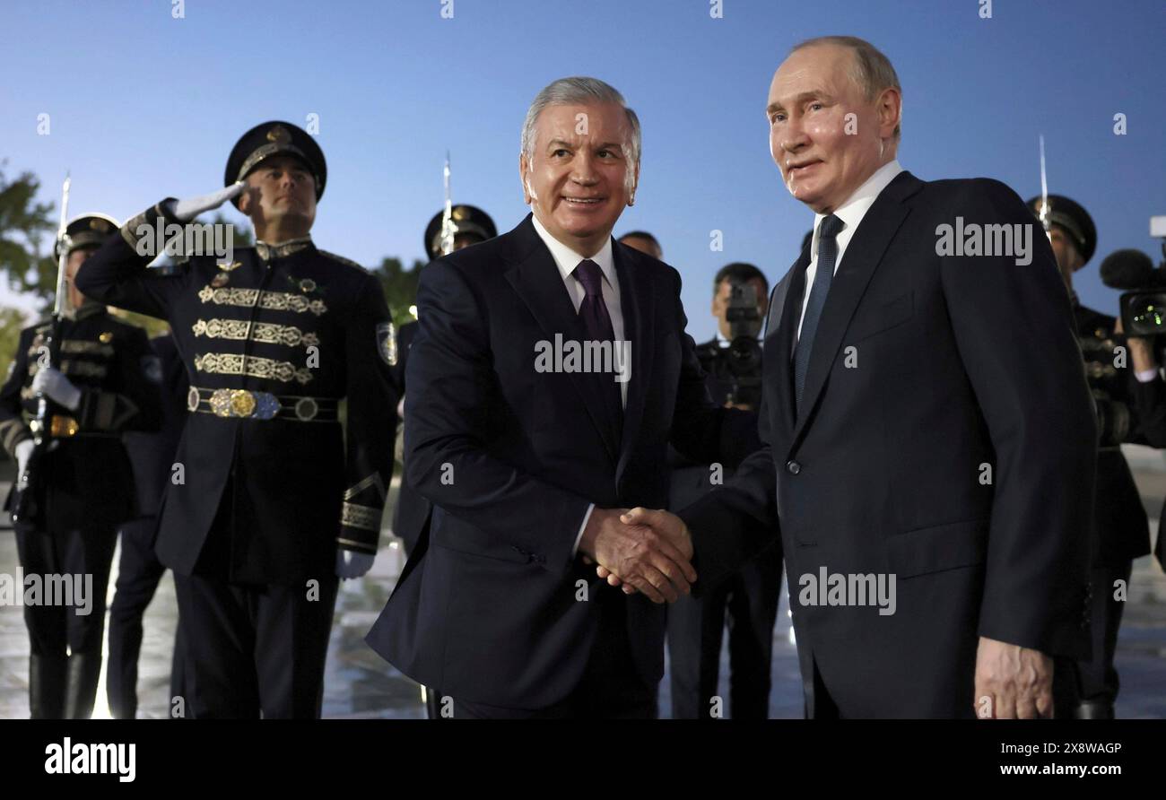 Taschkent, Usbekistan. Mai 2024. Der usbekische Präsident Shavkat Mirziyoyev, links, begrüßt den russischen Präsidenten Wladimir Putin, rechts, bei der Ankunft zu einem zweitägigen Besuch am Internationalen Flughafen Islam Karimov Taschkent am 26. Mai 2024 in Taschkent, Usbekistan. Quelle: Mikhail Metzel/Kreml Pool/Alamy Live News Stockfoto