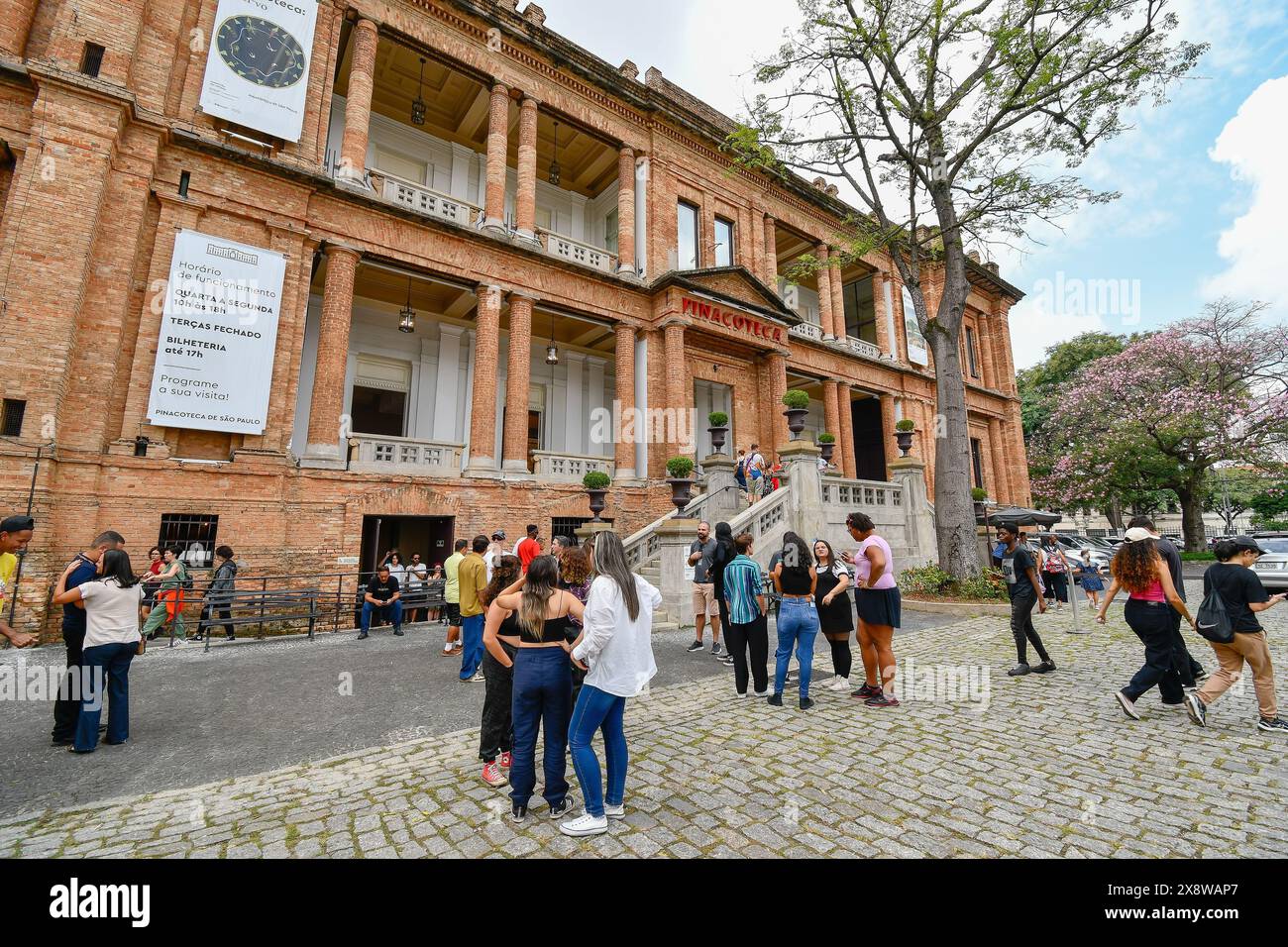 Sao Paulo, SP, Brasilien - 6. April 2024: Blick auf das Äußere der Pinacoteca von Sao Paulo, Kunstmuseum. Stockfoto