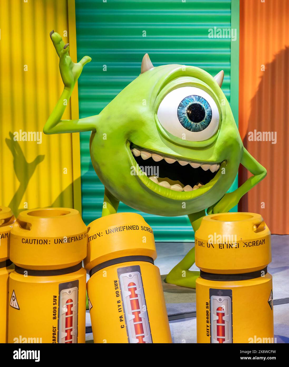 Madrid, Spanien; 14.05.2024: Große Figur des berühmten Charakters Mike Wazowski aus dem Film Monsters, Inc. In einer Ausstellung namens Pixar World über t Stockfoto