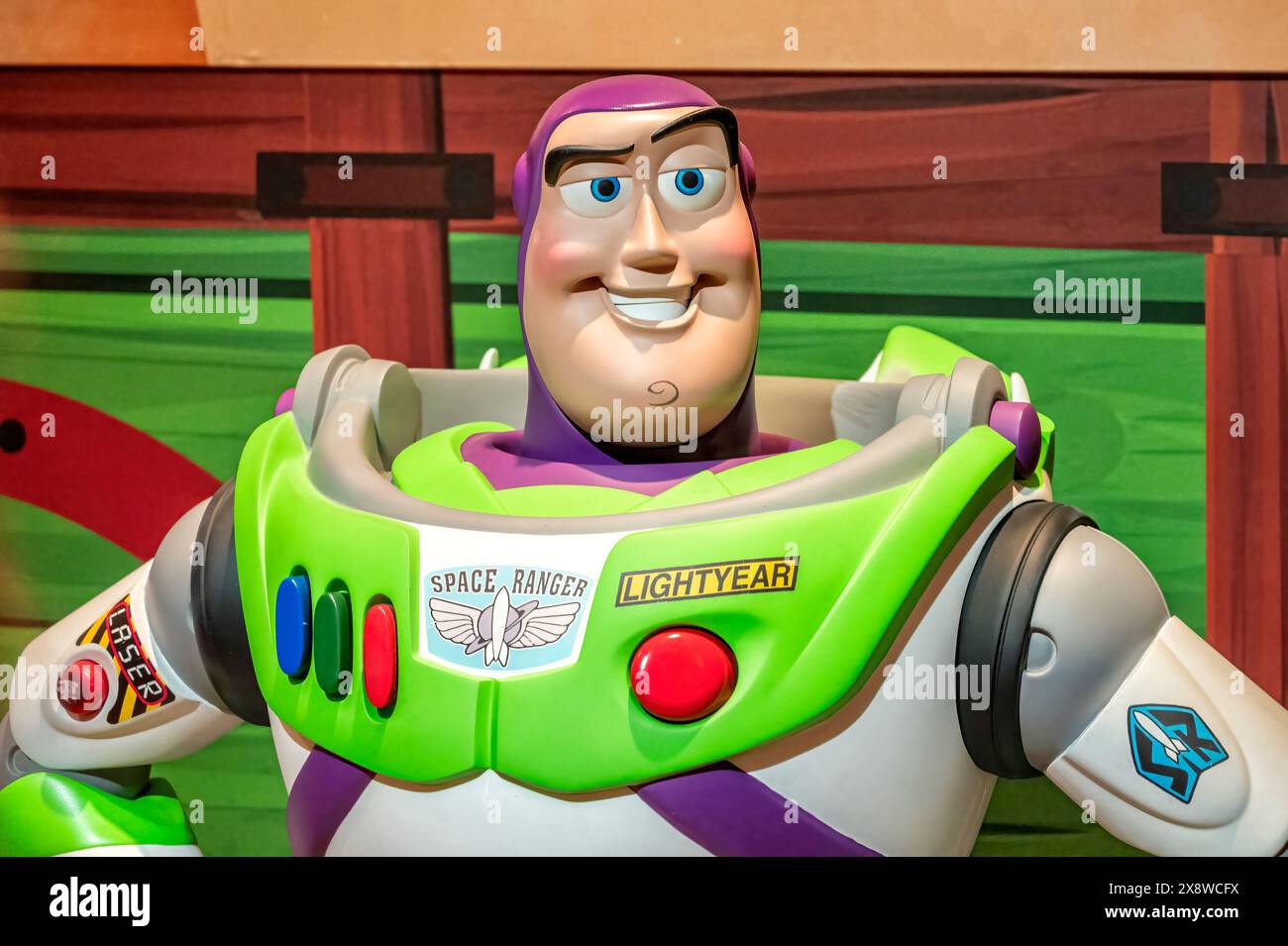 Madrid, Spanien; 14.05.2024: Große Figur der berühmten Figur Buzz Lightyear aus dem Film Toy Story in einer Ausstellung namens Pixar World über die Stockfoto