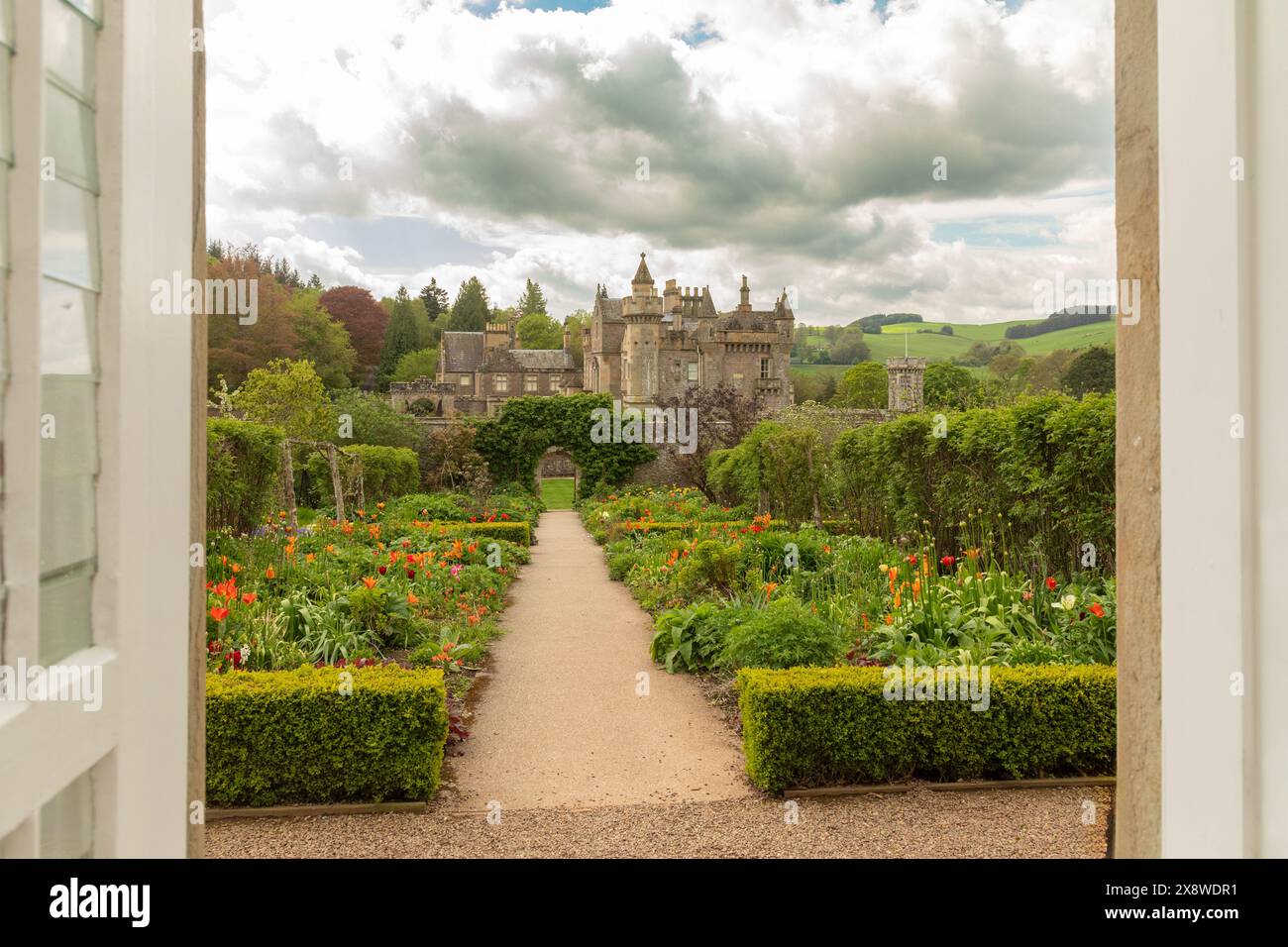 Blick auf Abbotsford, ein historisches Landhaus in der Nähe von Galashiels an der schottischen Grenze, vom Wintergarten aus. Es war die Heimat des berühmten Autors Walter Scott. Stockfoto