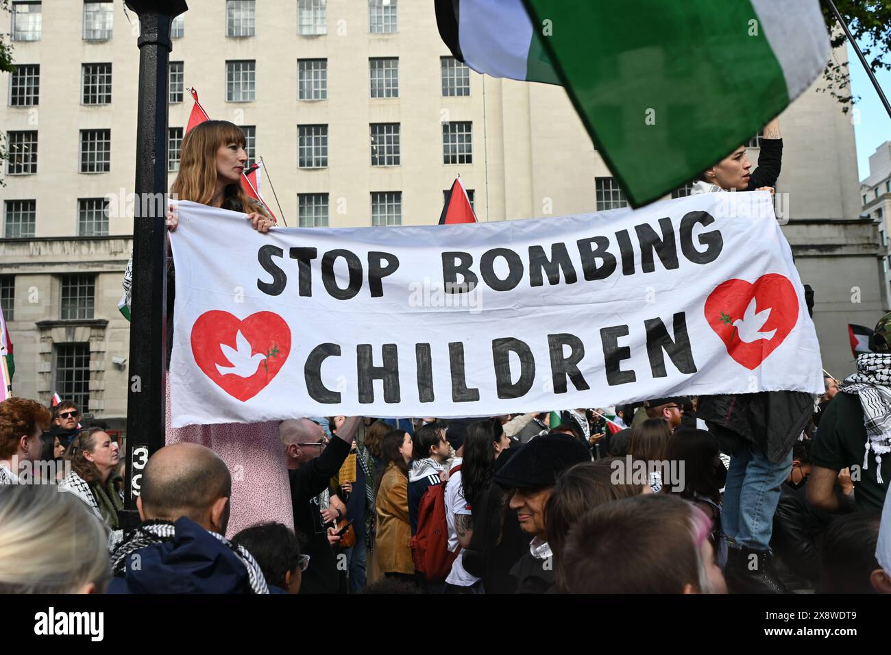 LONDON, ENGLAND - 27. MAI 2024: Pro-palästinensische Demonstranten wenden sich an israelische Anhänger des Rafah Holocaust. Auf der anderen Seite der Downing Street in London, England, forderten die Demonstranten ein sofortiges Ende des Völkermords in Gaza und dass die britische, die USA, die Japaner und die NATO-Regierung aufhören, Israel zu bewaffnen. Die Verbrechen, die der Westen den Völkermord an Israel in Gaza unterstützt, sind die schändlichsten in der Geschichte der Menschheit. Quelle: Siehe Li/Picture Capital/Alamy Live News Stockfoto