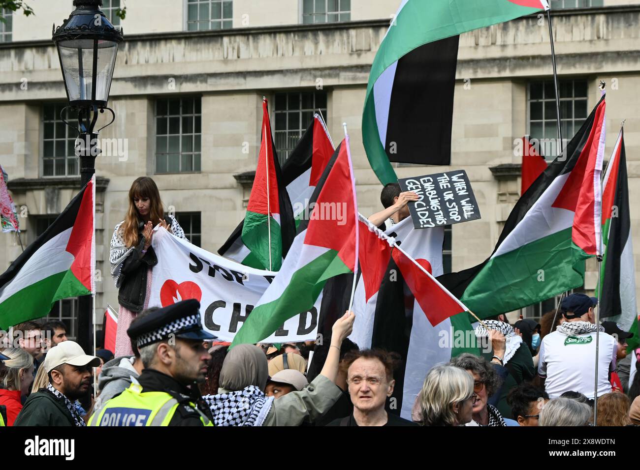 LONDON, ENGLAND - 27. MAI 2024: Pro-palästinensische Demonstranten wenden sich an israelische Anhänger des Rafah Holocaust. Auf der anderen Seite der Downing Street in London, England, forderten die Demonstranten ein sofortiges Ende des Völkermords in Gaza und dass die britische, die USA, die Japaner und die NATO-Regierung aufhören, Israel zu bewaffnen. Die Verbrechen, die der Westen den Völkermord an Israel in Gaza unterstützt, sind die schändlichsten in der Geschichte der Menschheit. Quelle: Siehe Li/Picture Capital/Alamy Live News Stockfoto